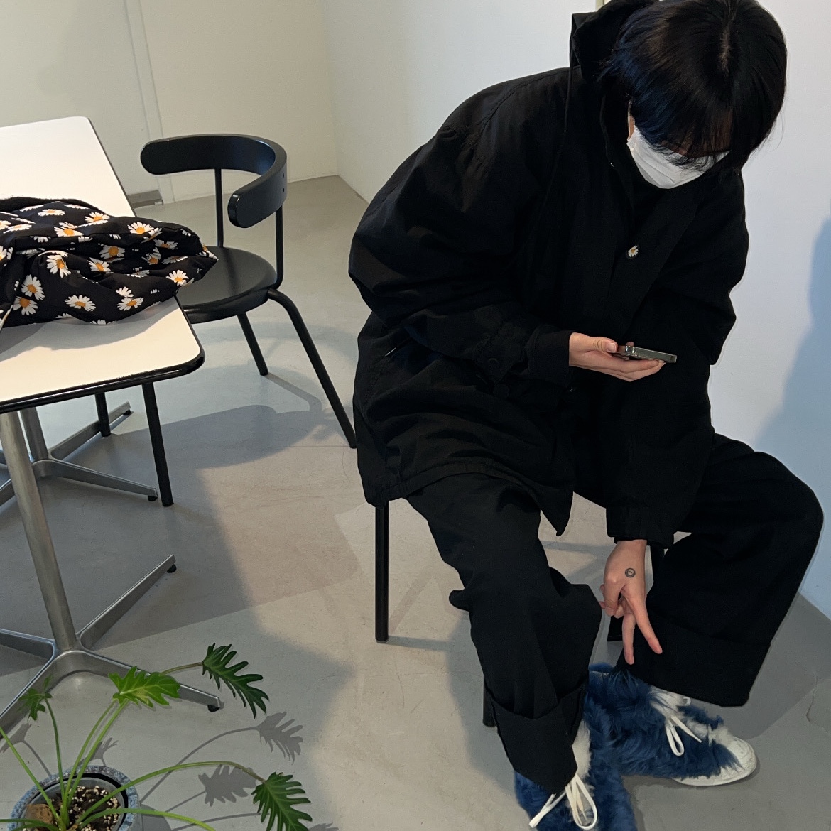 Peaceminusone Work Pants #1 Black, Converse x Ambush Chuck 70 Fuzzy Navy Blue 착용 스타일 - 1