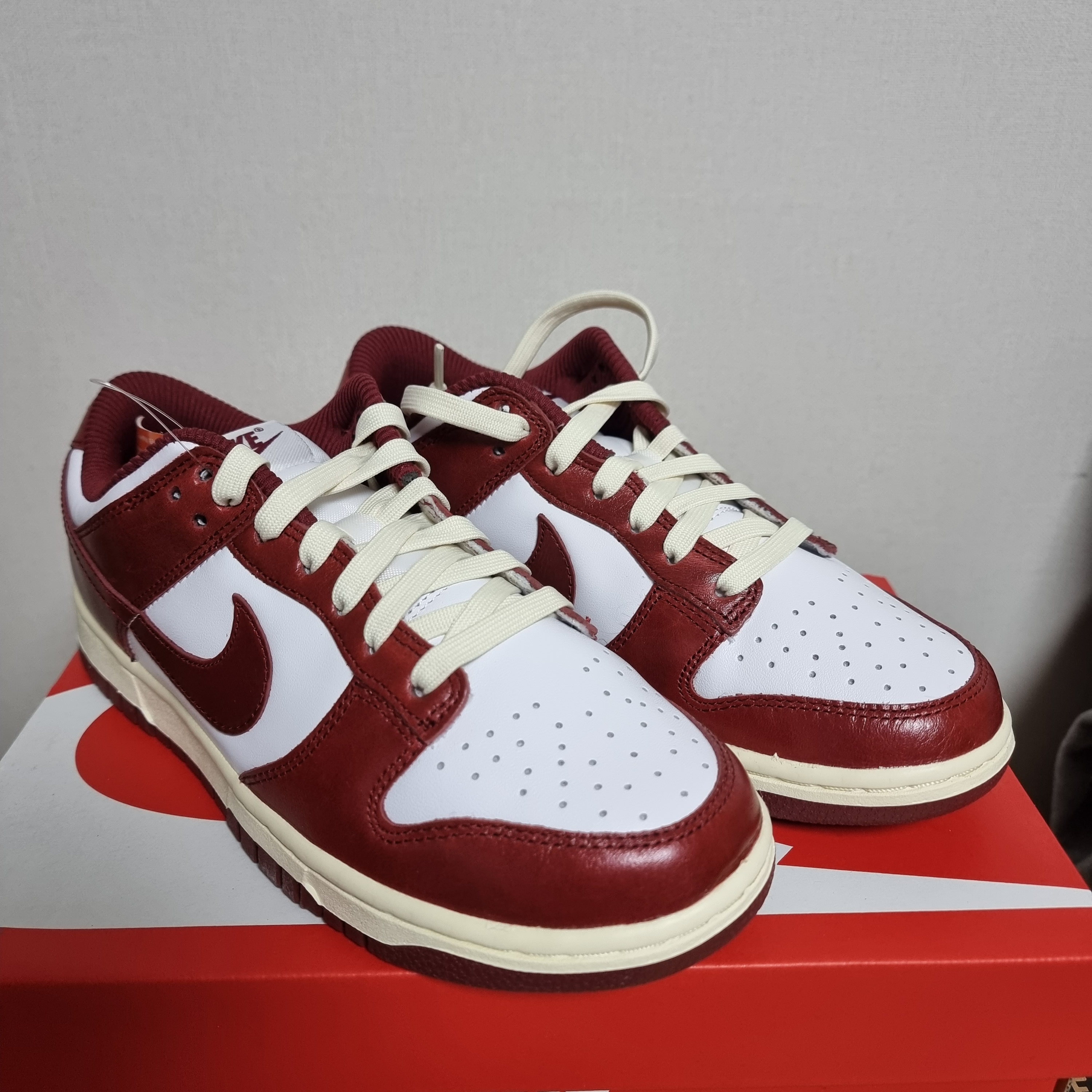 (W) Nike Dunk Low Retro PRM Team Red and White 착용 스타일 - 1