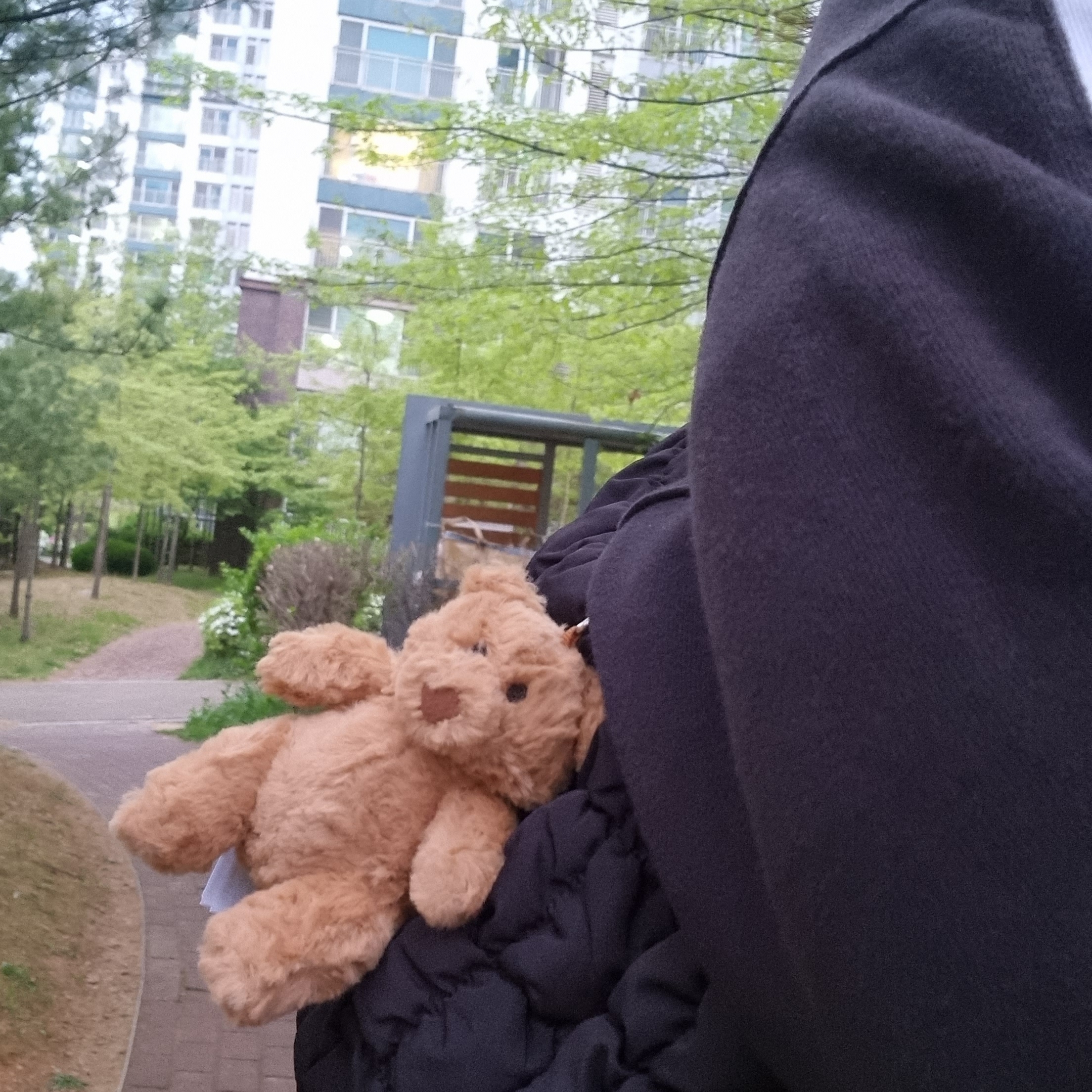 Jellycat Bartholomew Bear Bag Charm Brown 착용 스타일