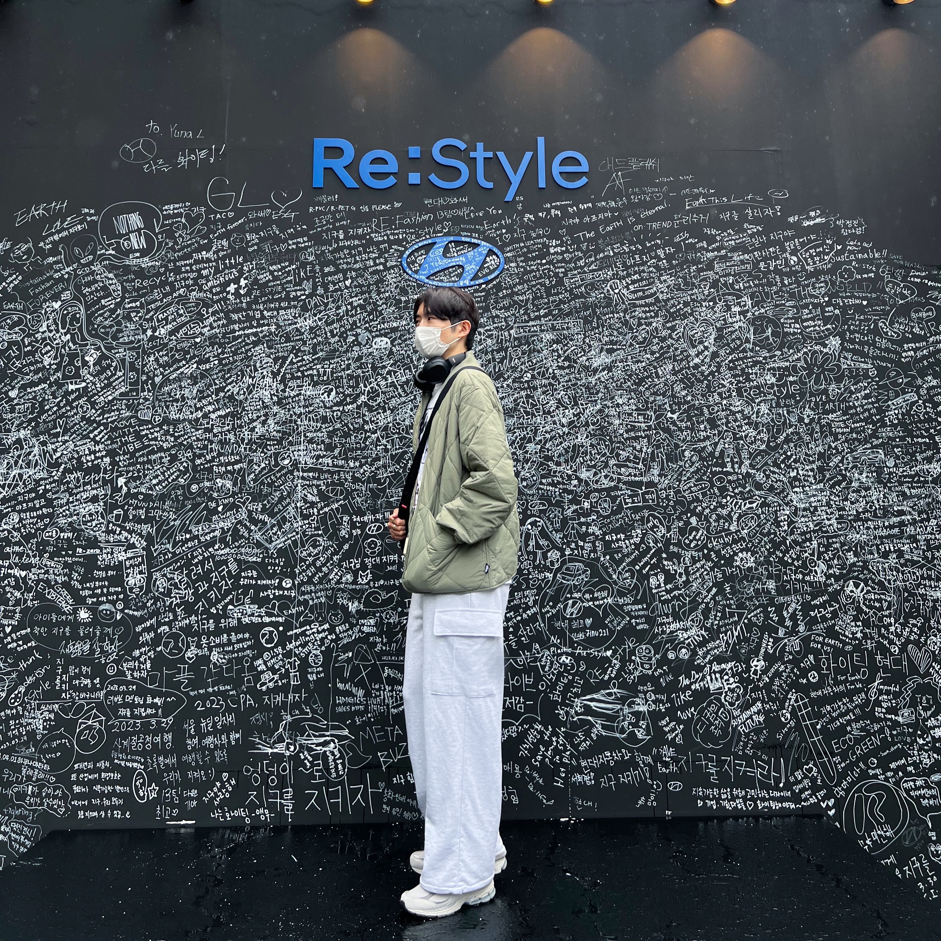 Stussy Dice Quilted Liner Jacket Olive, Supreme Small Messenger Bag Black - 22SS 착용 스타일 - 2
