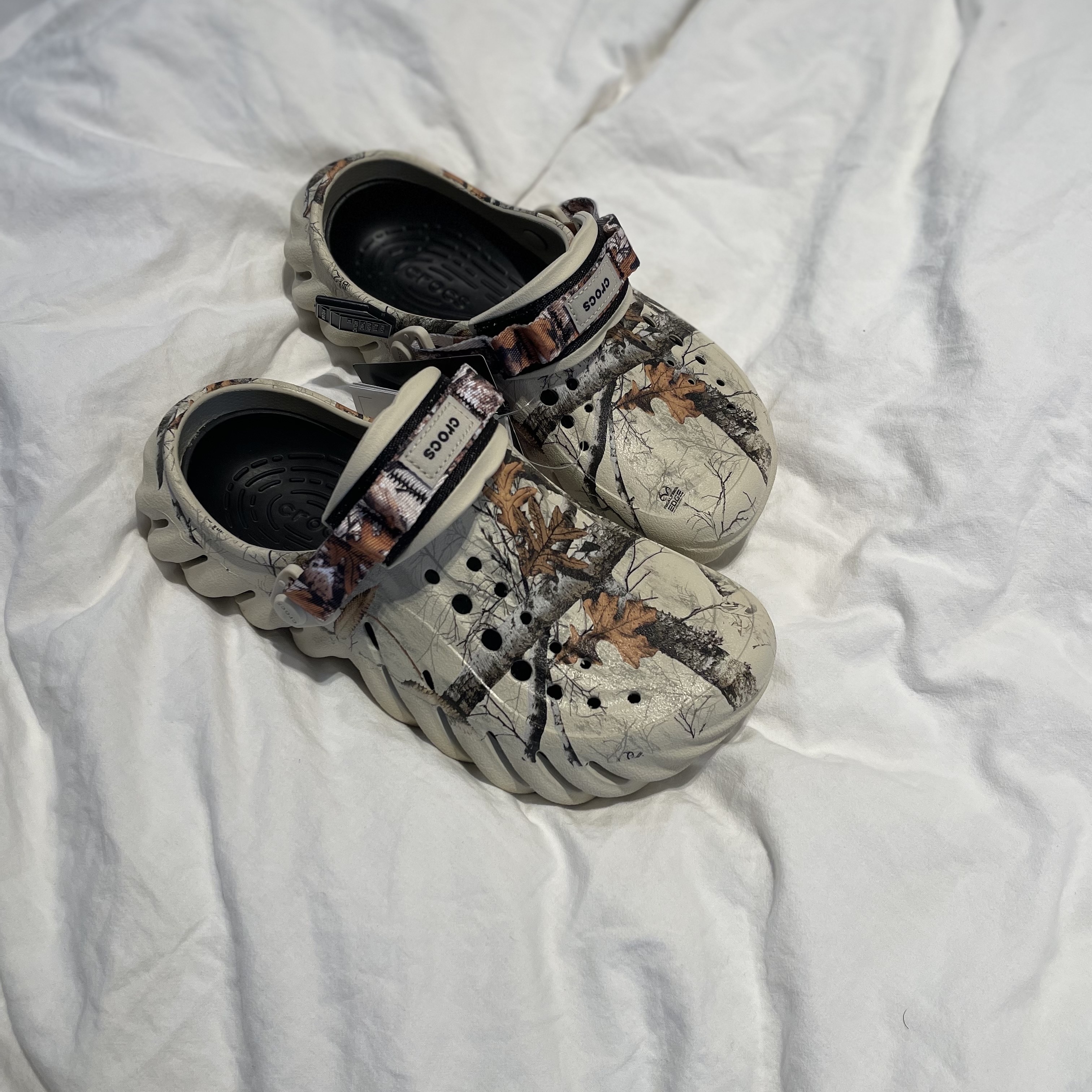 Crocs Echo Clog Real Tree Bone 착용 스타일