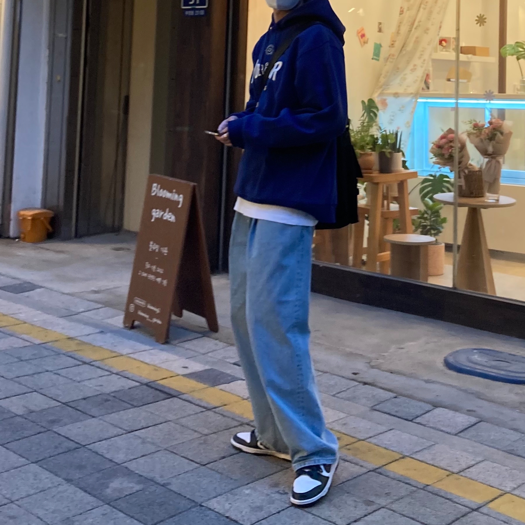 Ader Error Verif Logo Hoodie Navy 착용 스타일 - 3