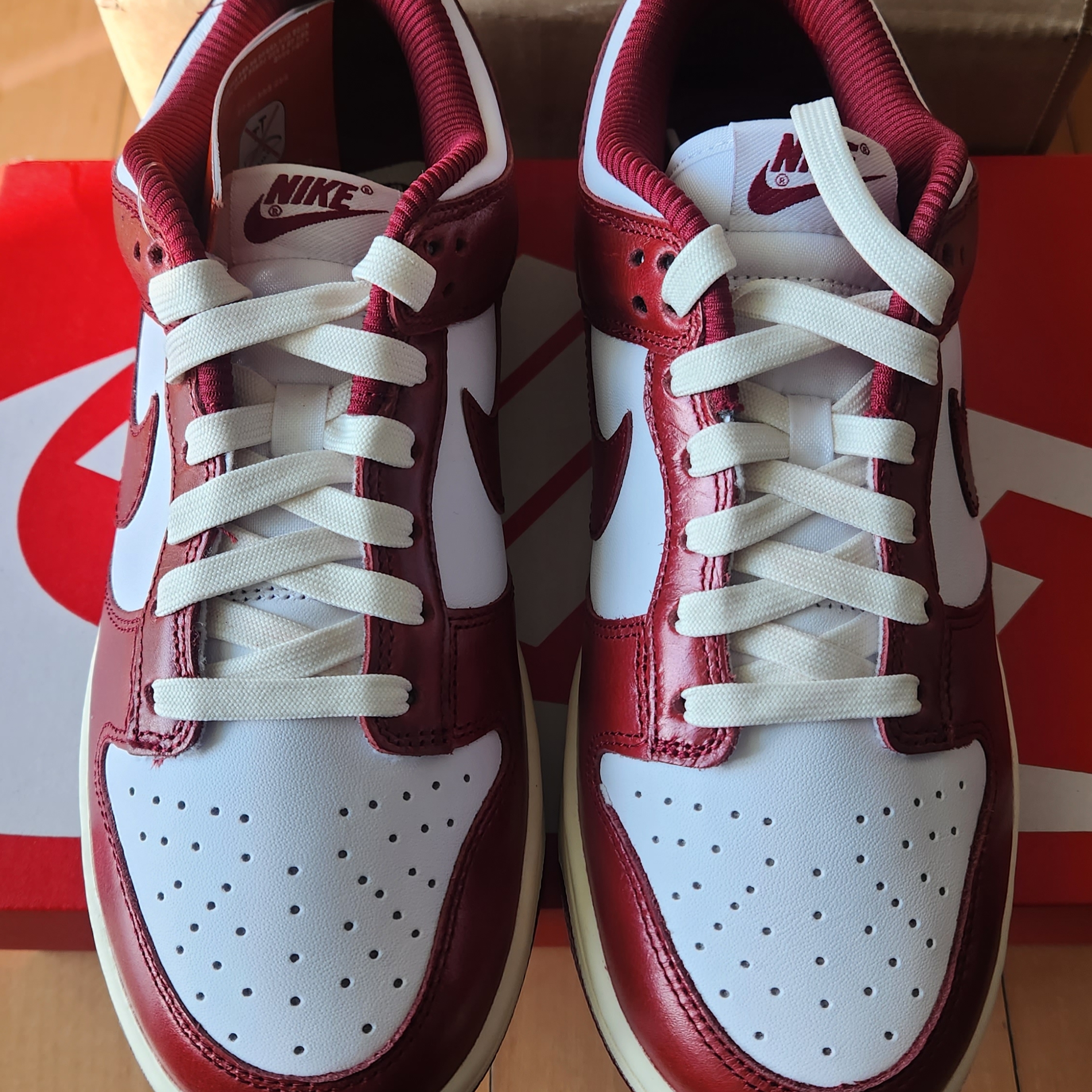 (W) Nike Dunk Low Retro PRM Team Red and White 착용 스타일 - 1