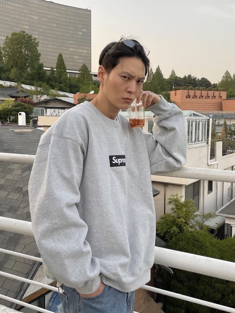 Supreme Box Logo Crewneck Heather Grey - 22FW 착용 스타일