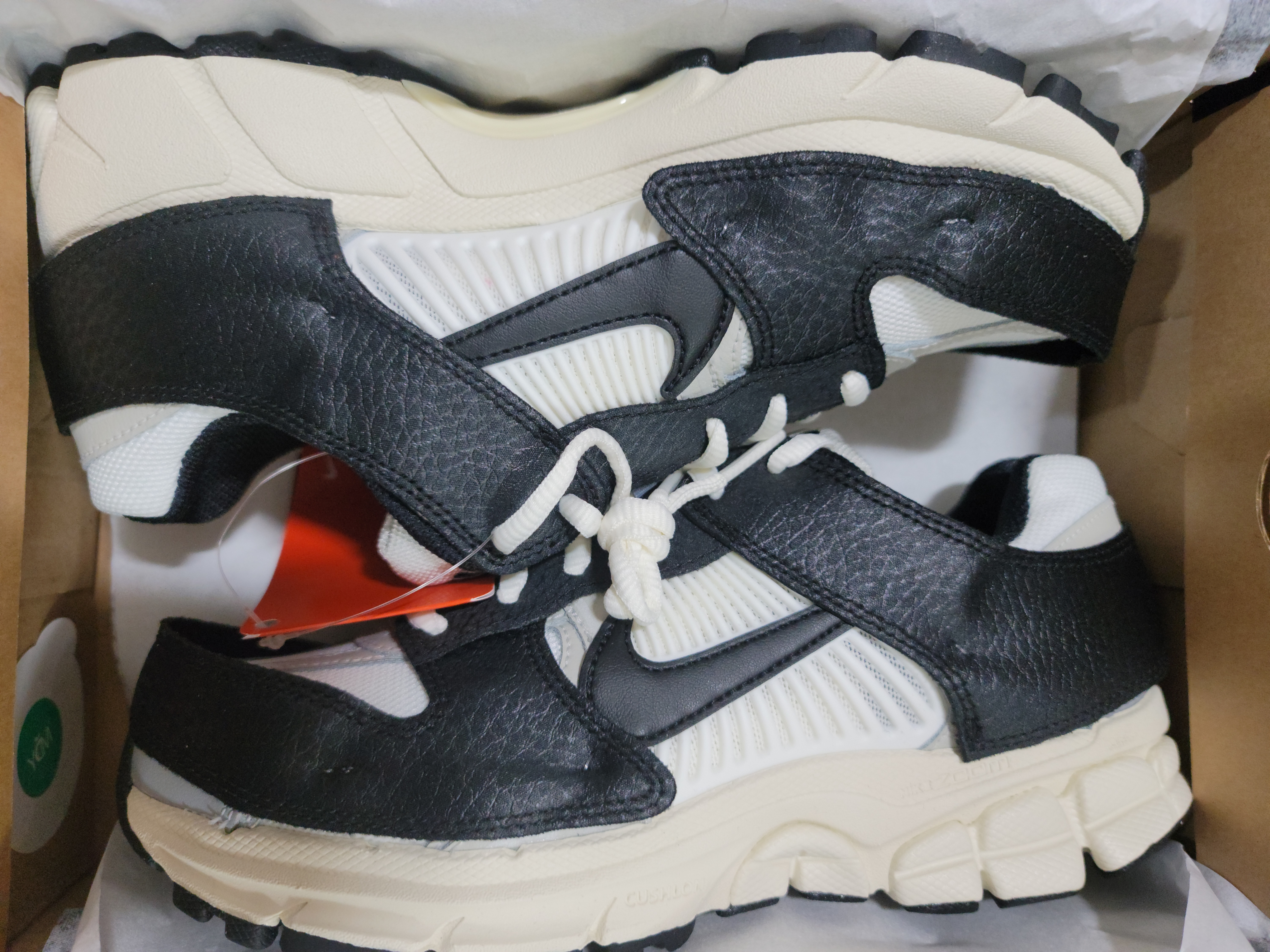 (W) Nike Zoom Vomero 5 Wolf Grey and Black 착용 스타일