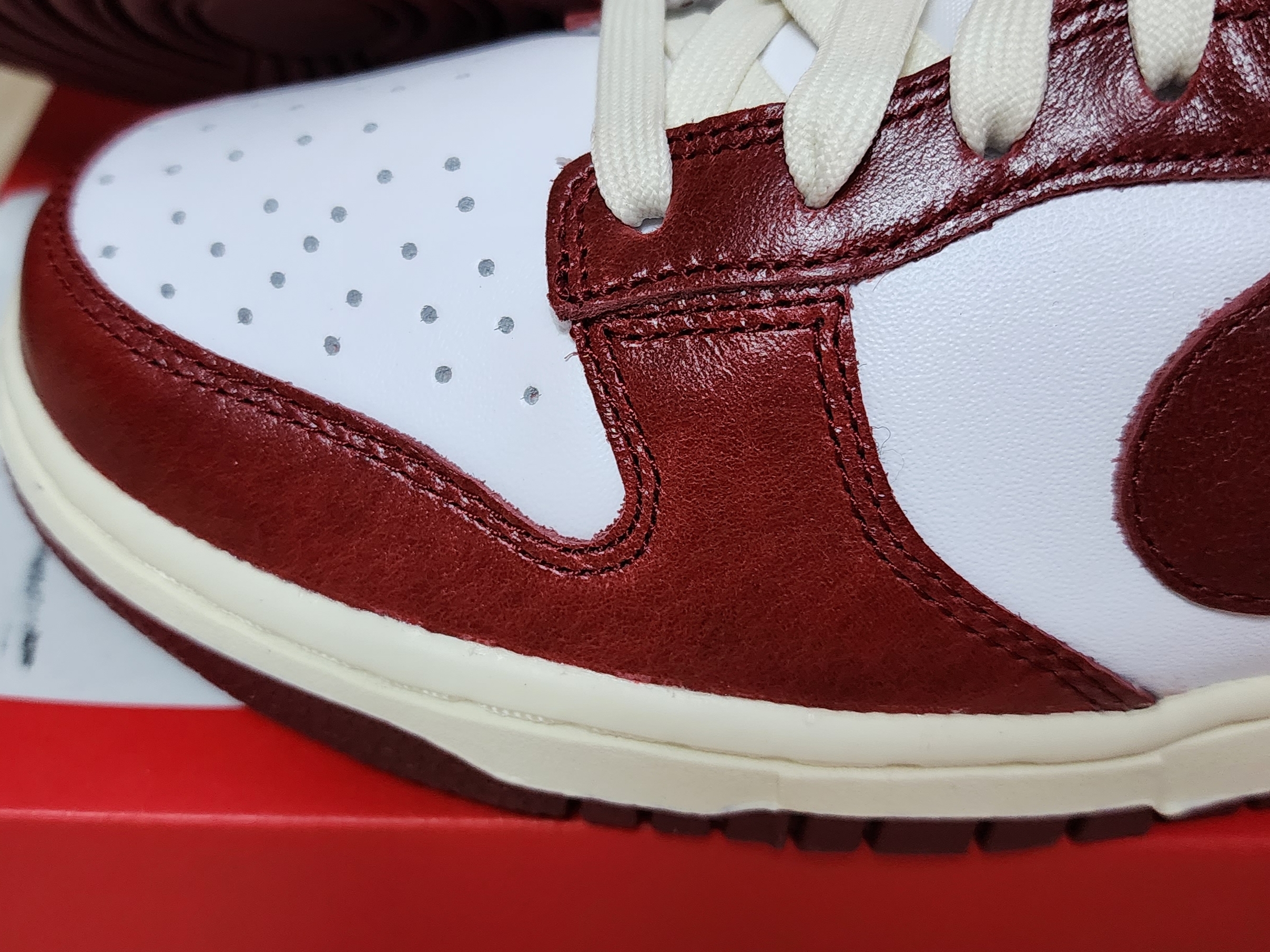 (W) Nike Dunk Low Retro PRM Team Red and White 착용 스타일 - 4