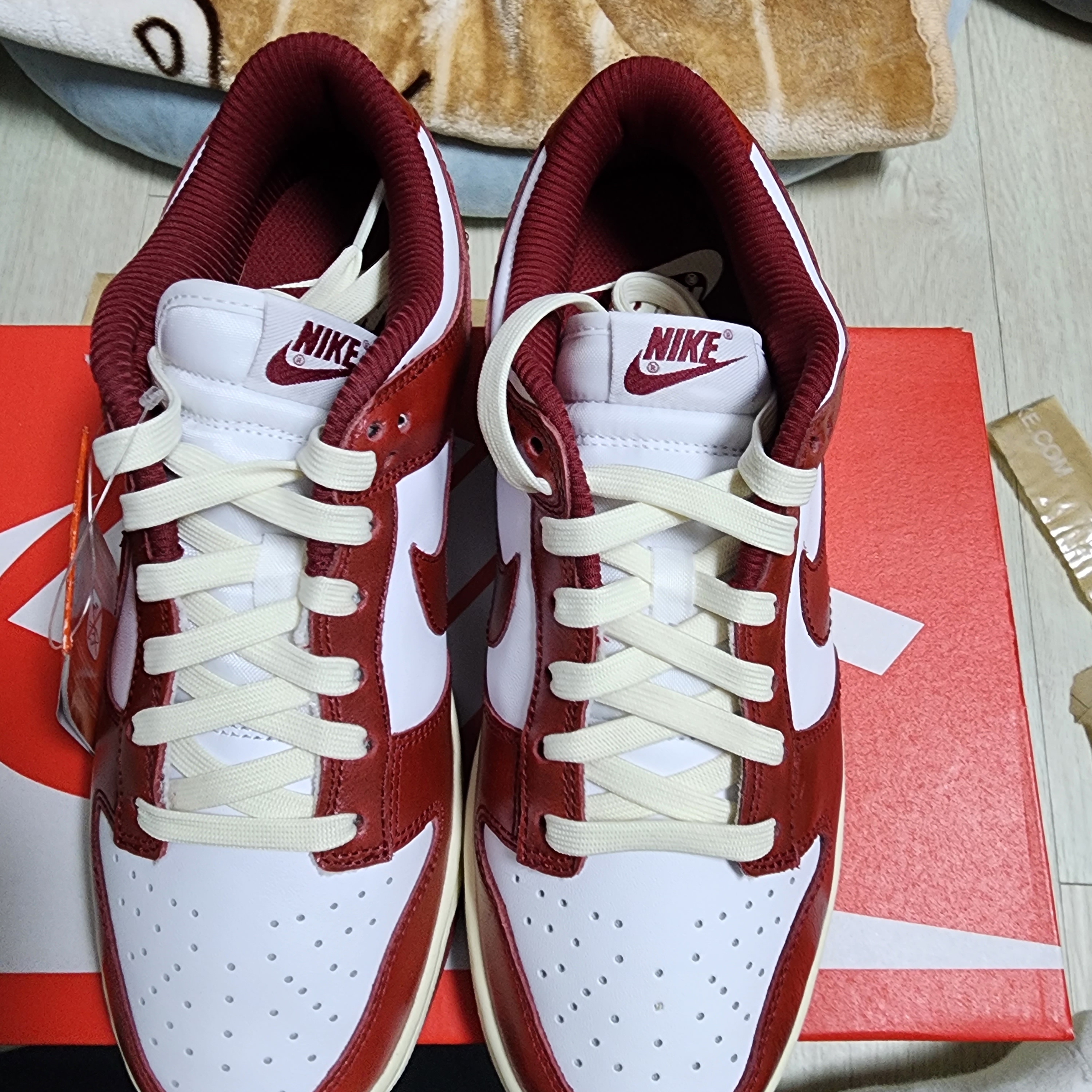 (W) Nike Dunk Low Retro PRM Team Red and White 착용 스타일 - 2