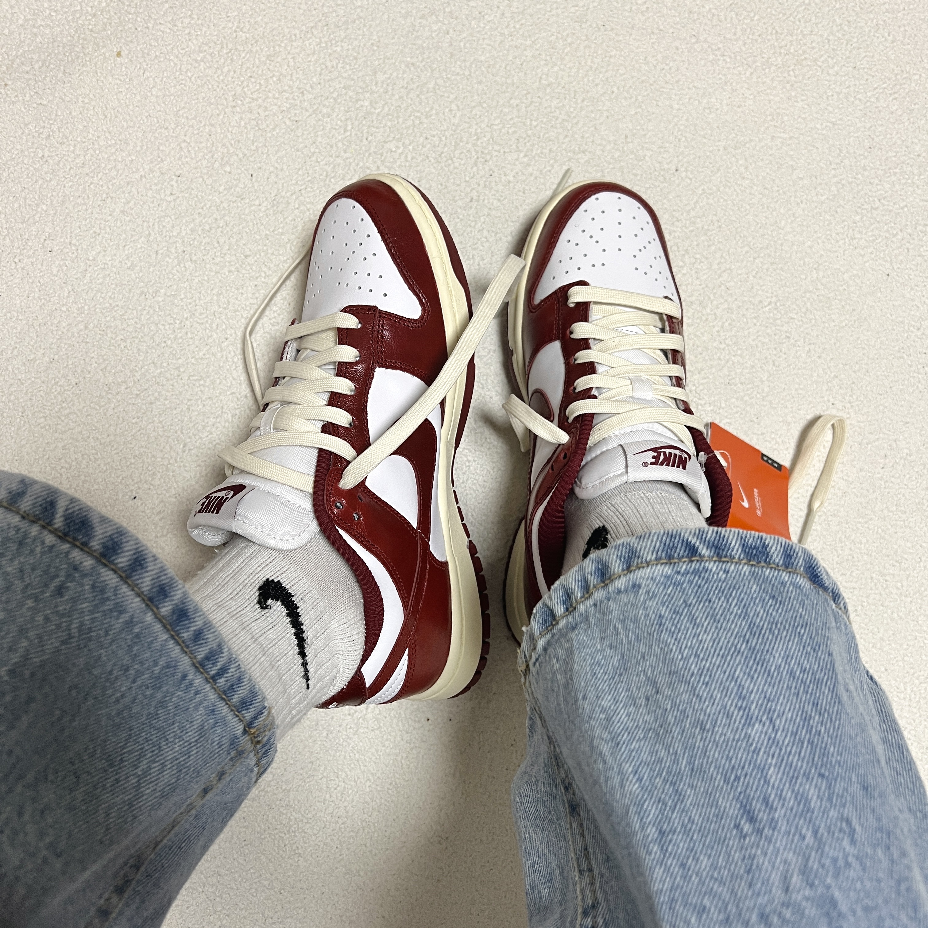 (W) Nike Dunk Low Retro PRM Team Red and White 착용 스타일 - 2
