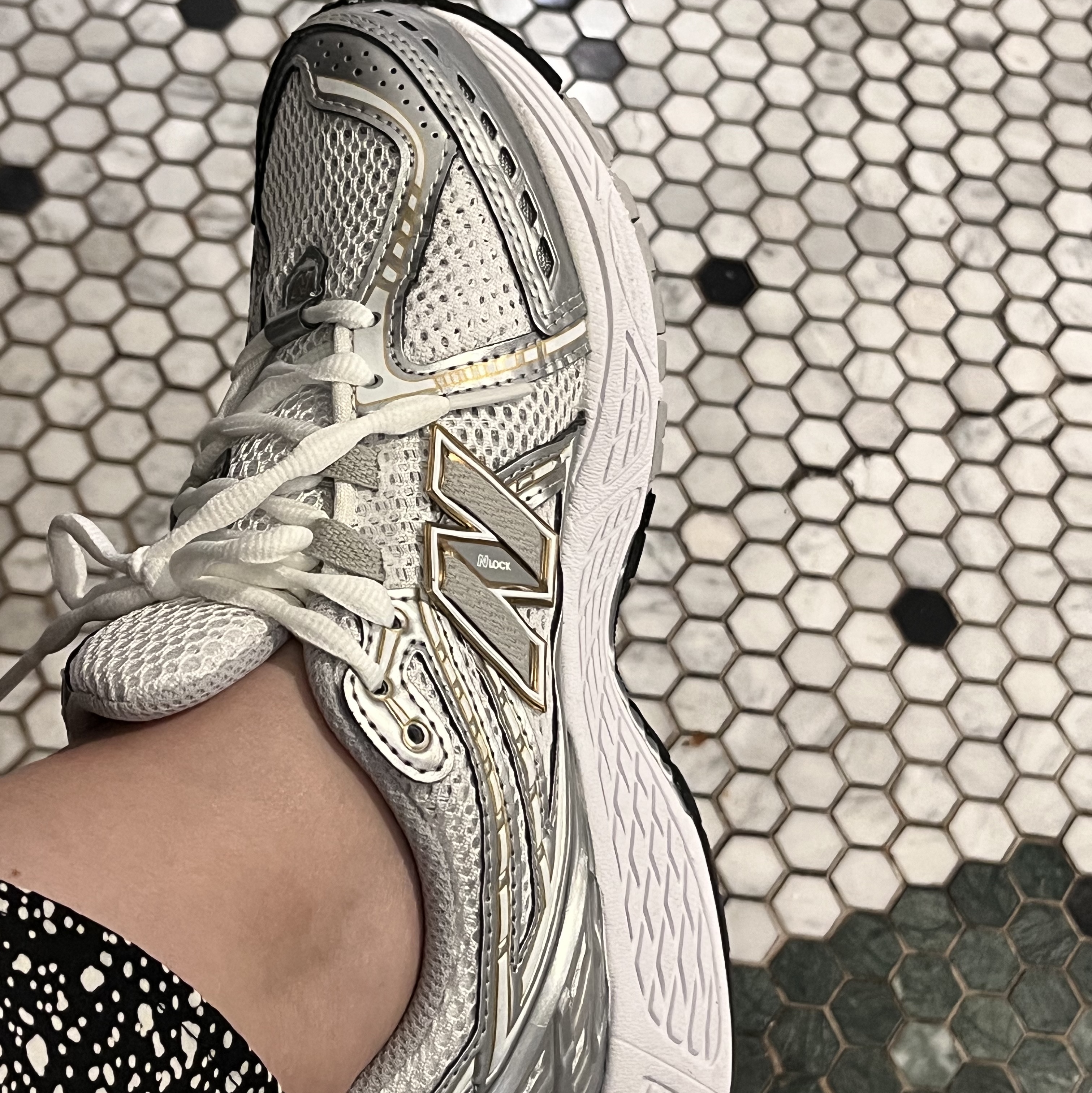 New Balance 1906R White Metallic Silver 착용 스타일