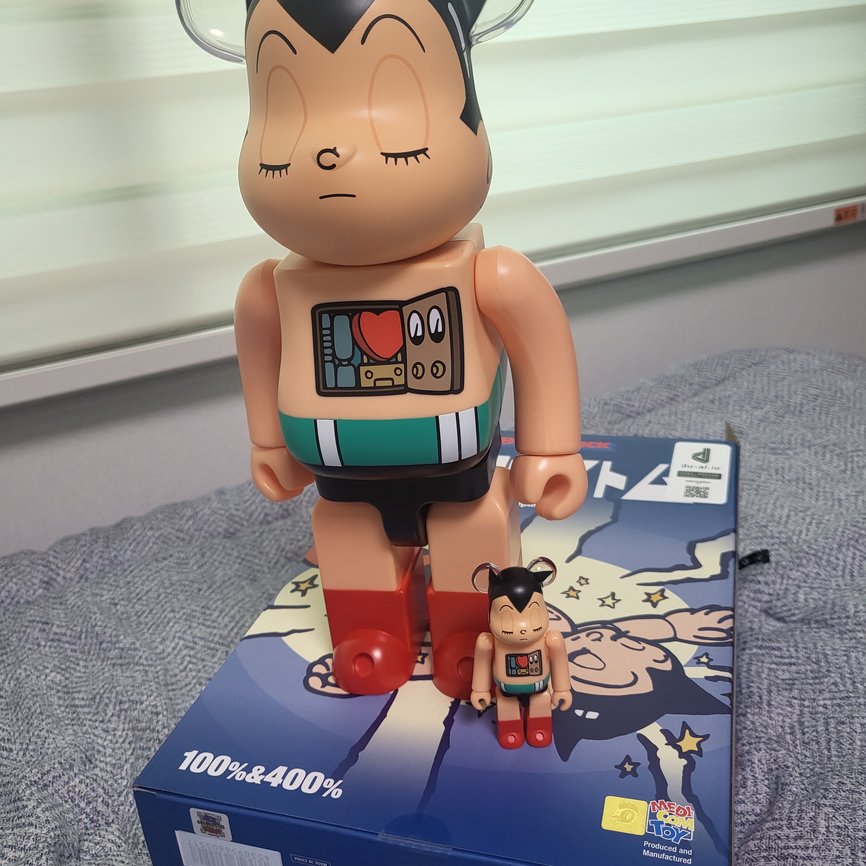 Bearbrick Astroy Boy Sleeping Ver. 100% & 400% Set 착용 스타일