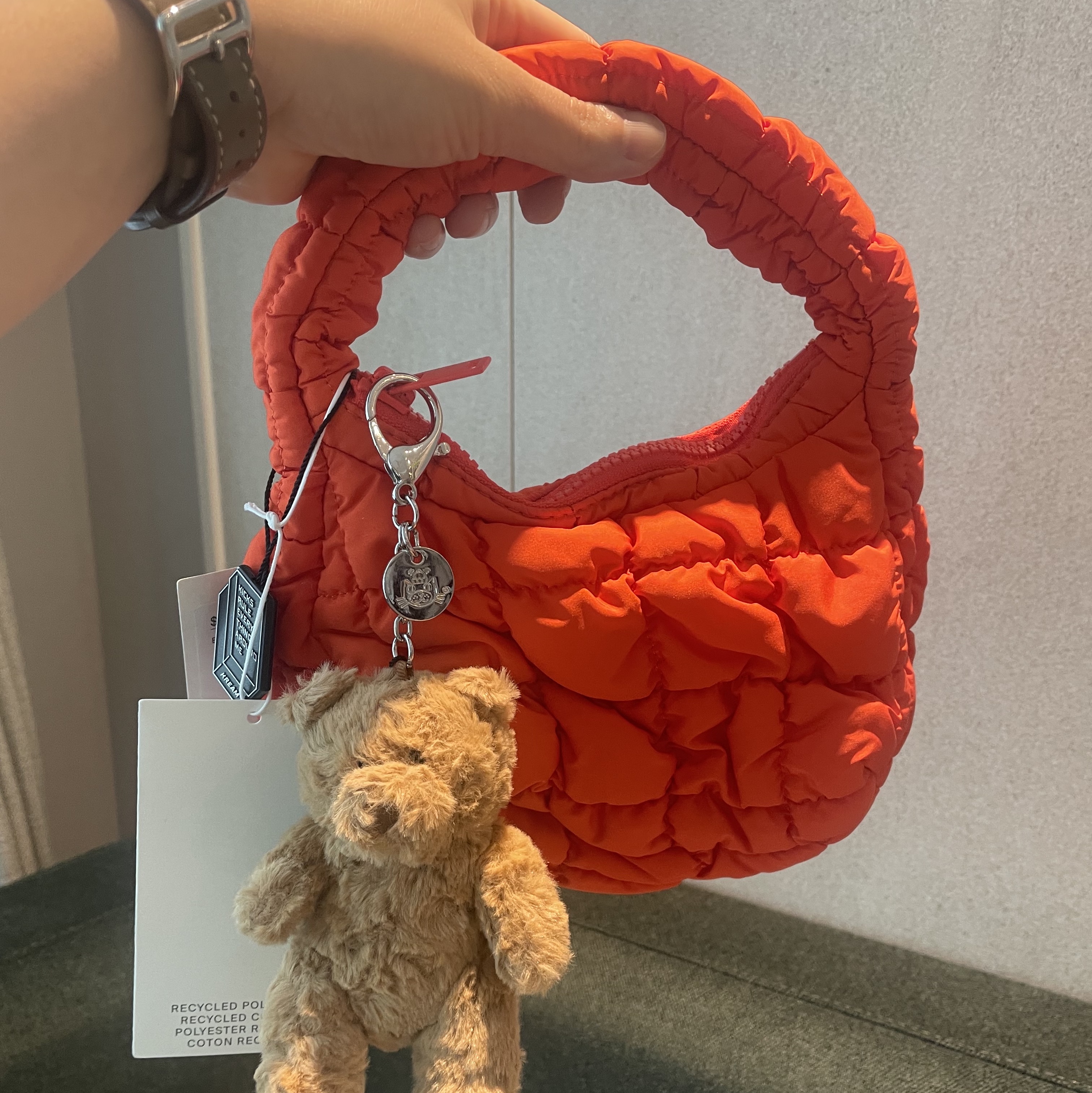 COS Quilted Micro Bag Orange, Jellycat Bartholomew Bear Bag Charm Brown 착용 스타일 - 1