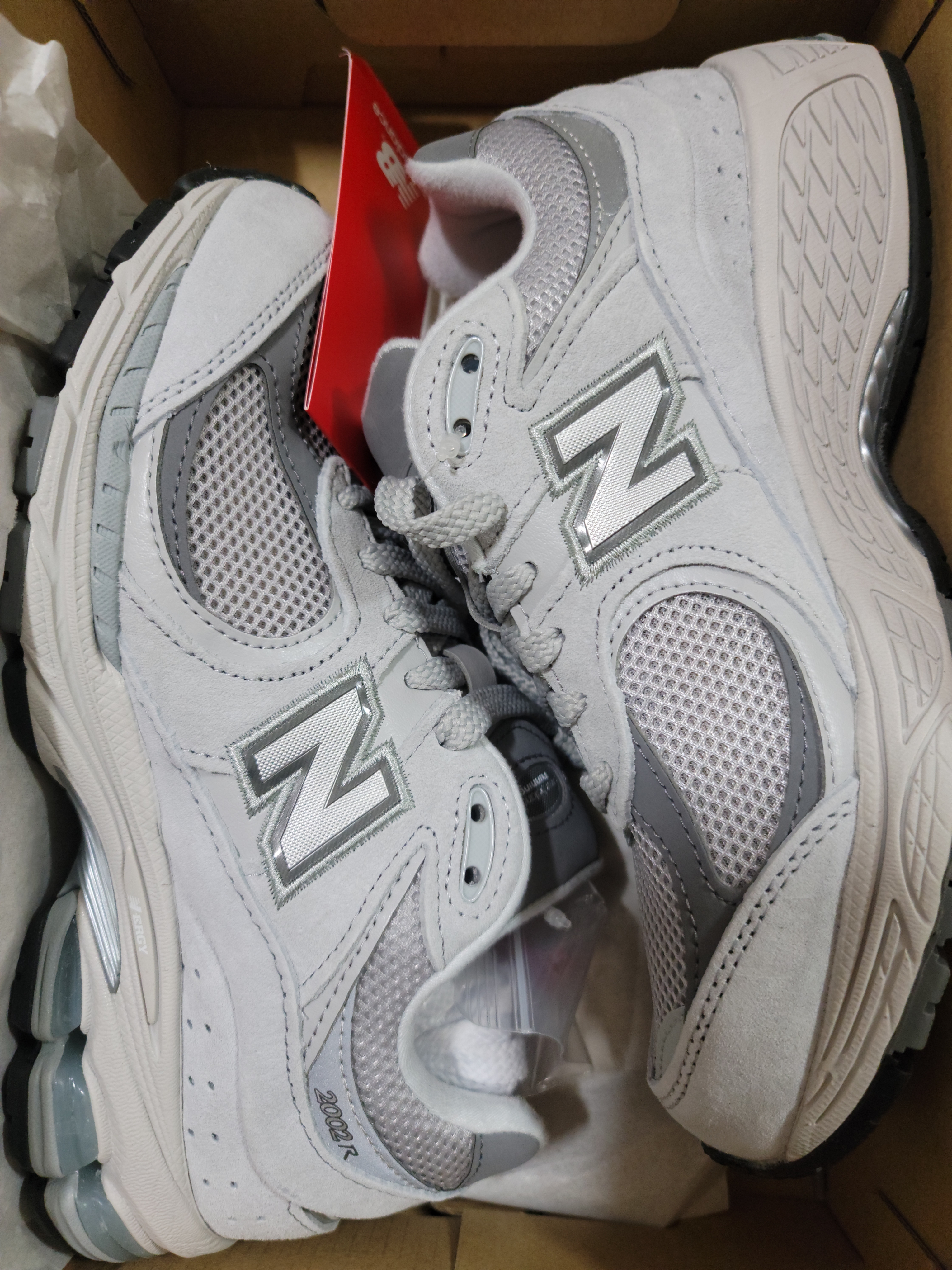New Balance 2002R T2 Gray 착용 스타일