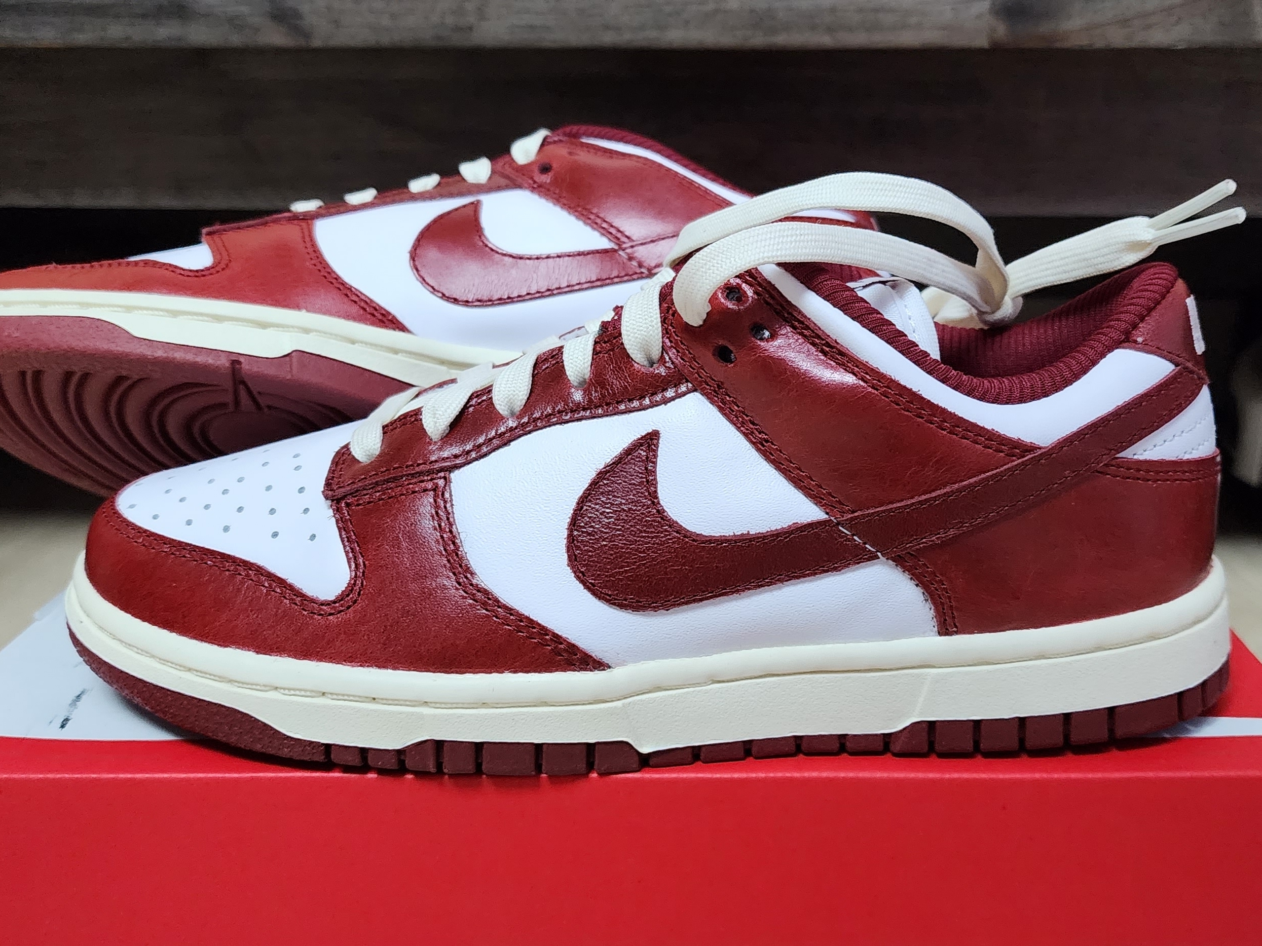 (W) Nike Dunk Low Retro PRM Team Red and White 착용 스타일 - 2