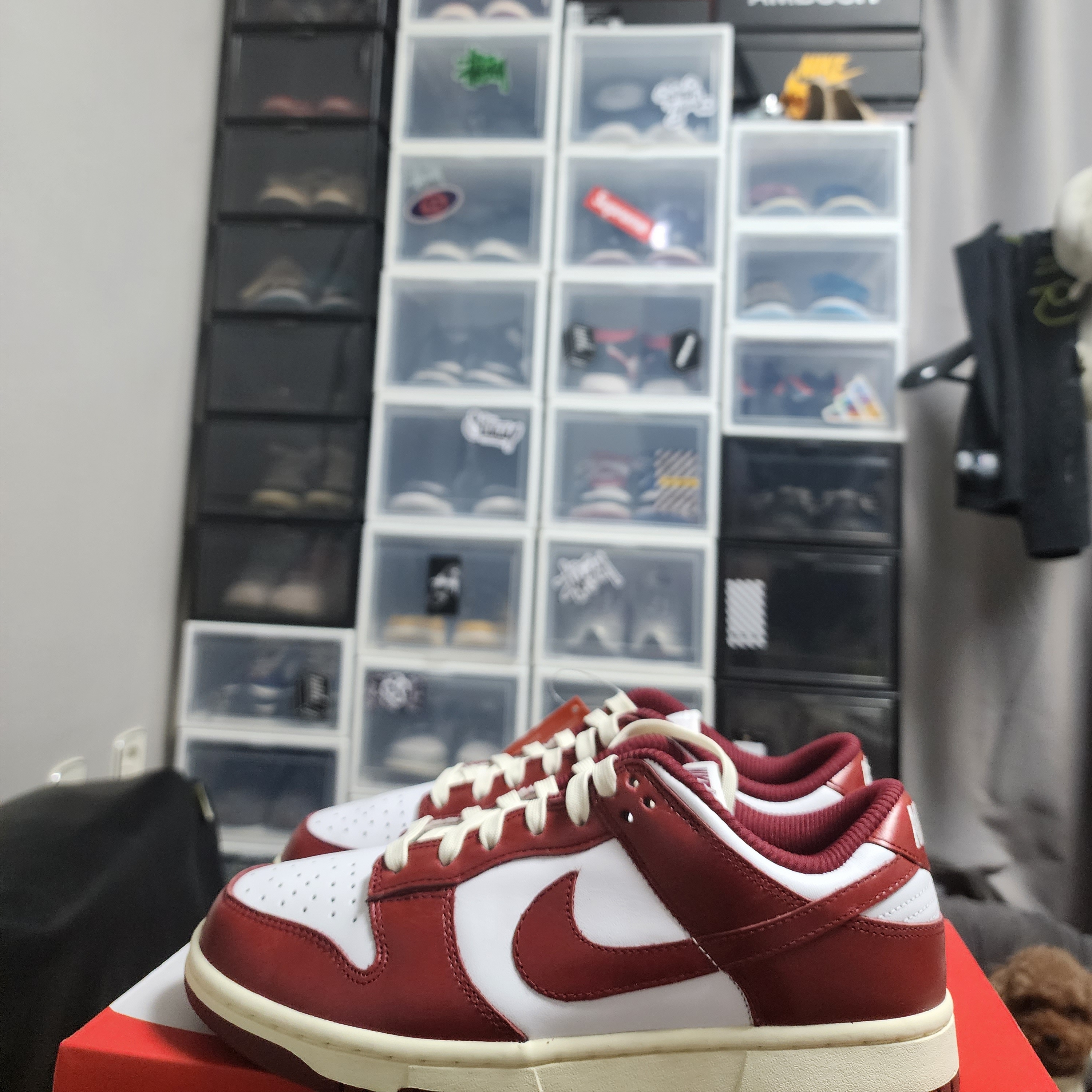 (W) Nike Dunk Low Retro PRM Team Red and White 착용 스타일 - 4