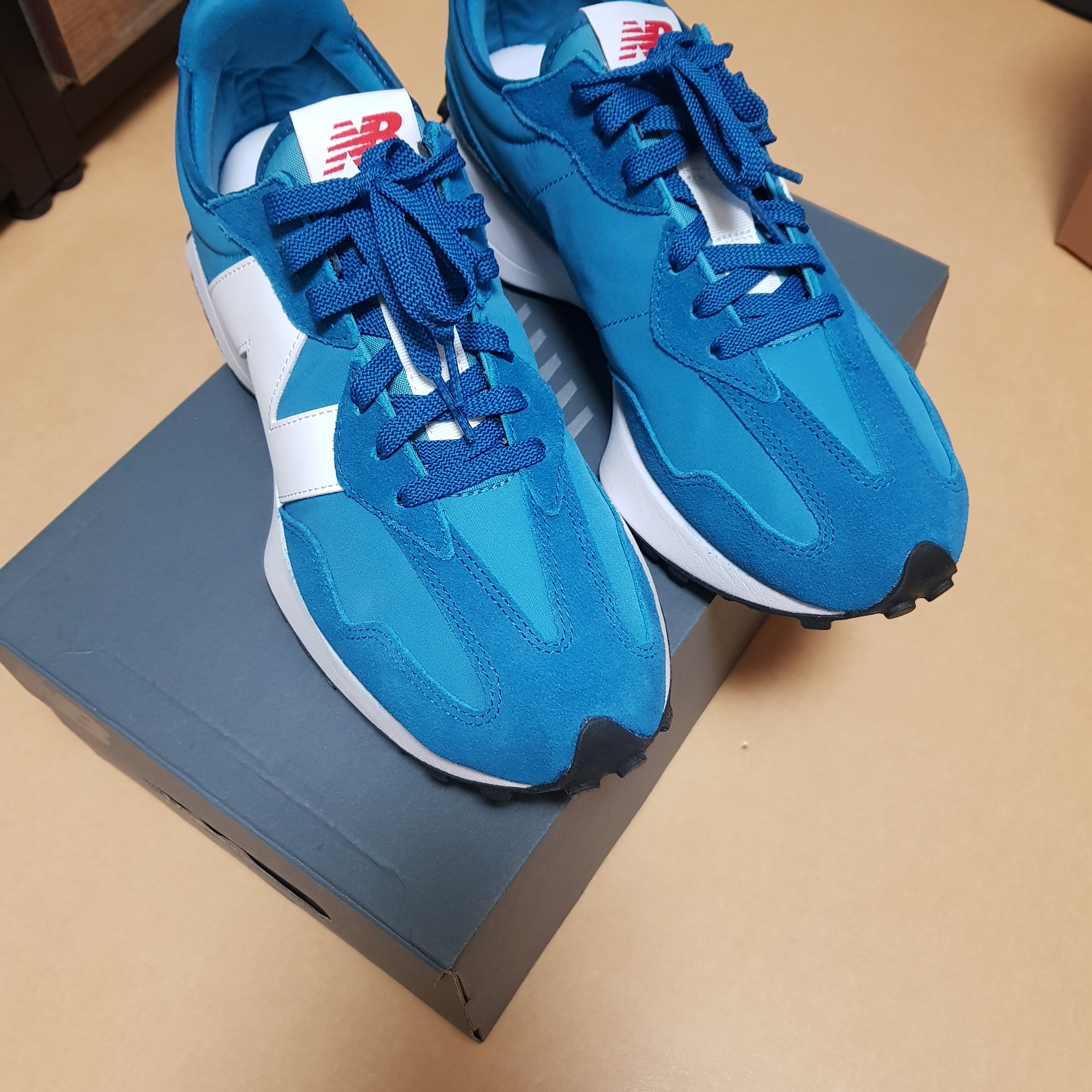 New Balance 327 Light Rogue Wave 착용 스타일 - 2