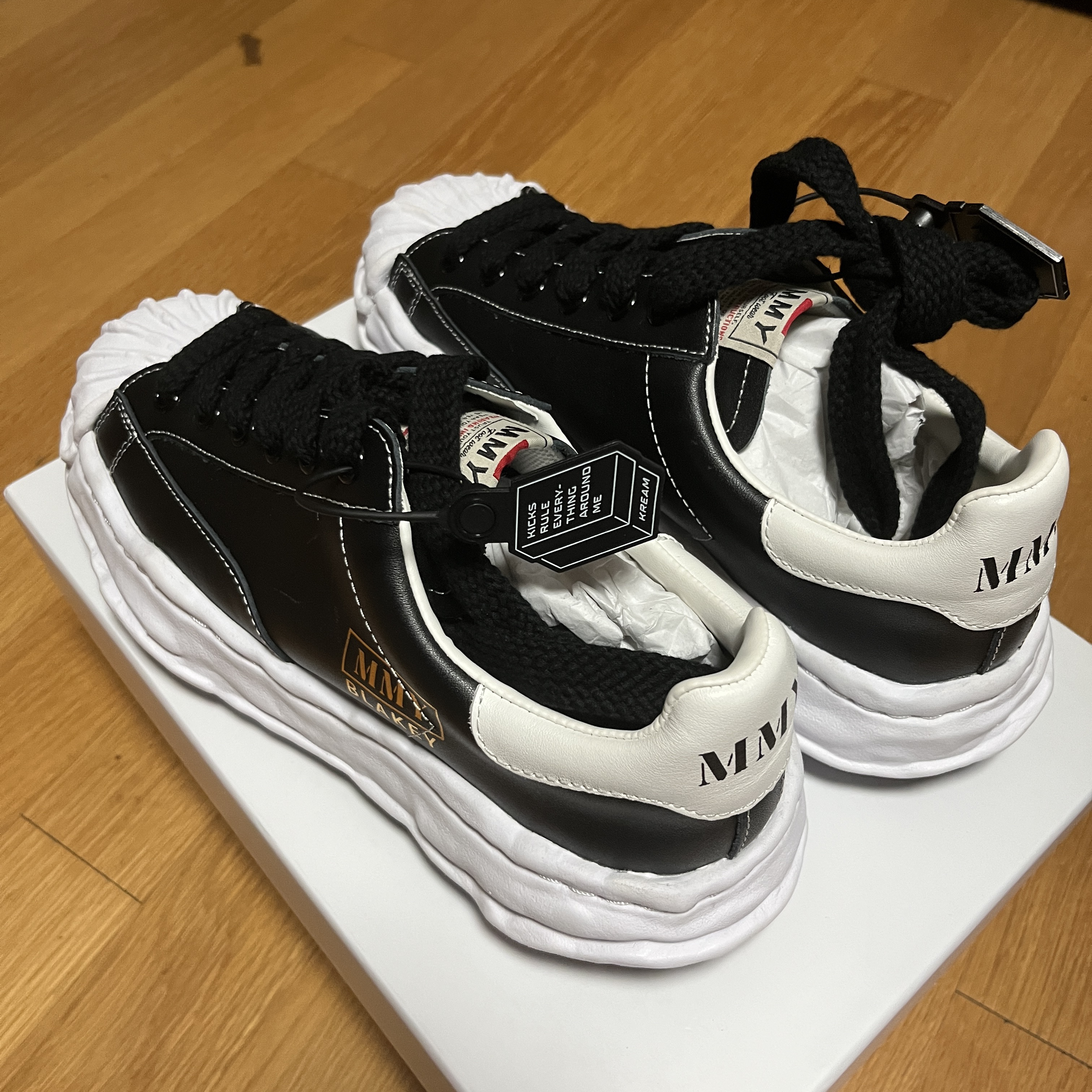 Maison Mihara Yasuhiro Blakey OG Sole Leather Low-top Sneakers Black 착용 스타일 - 2