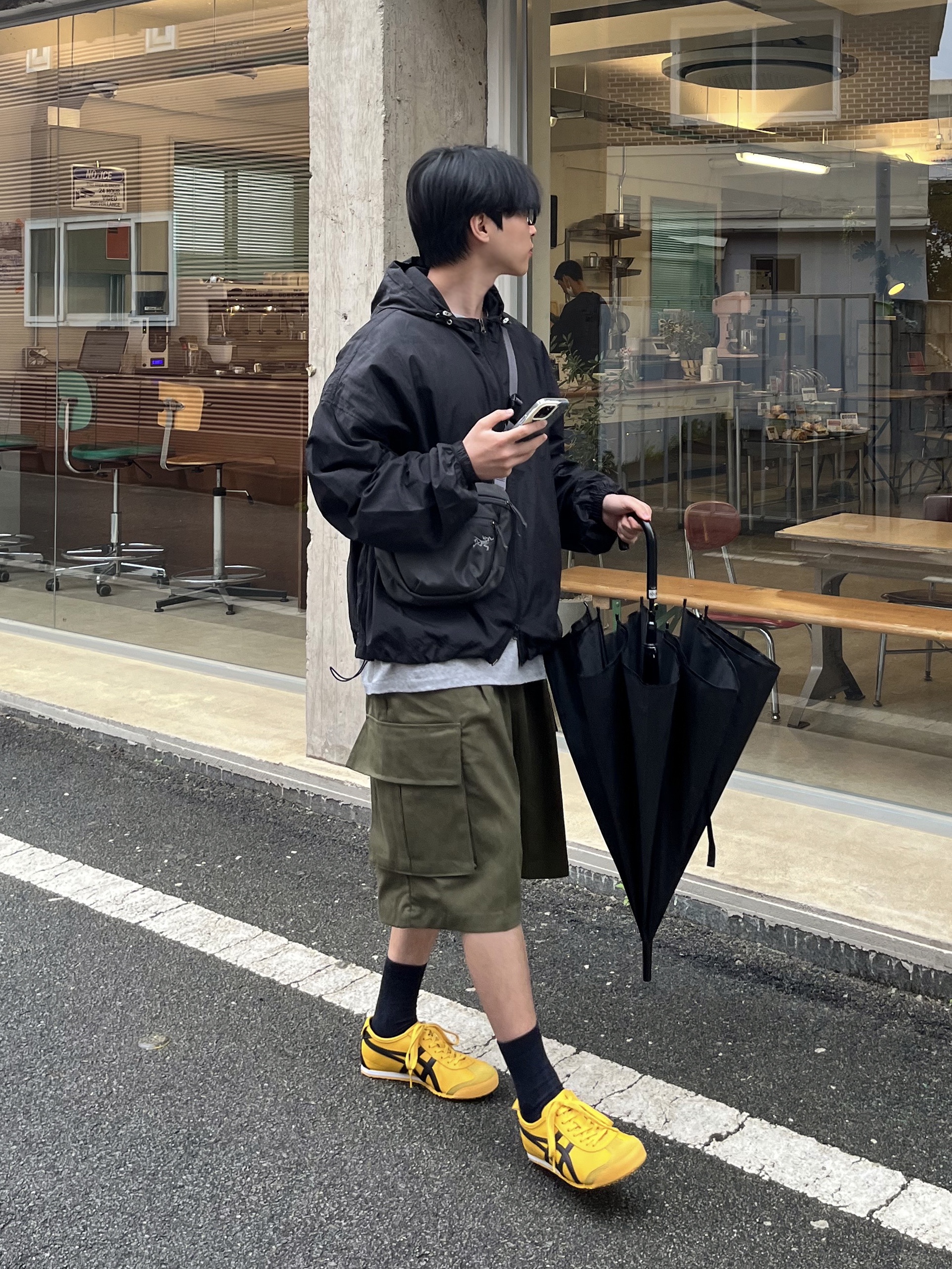 Onitsuka Tiger Mexico 66 Yellow Black, Arc'teryx Mantis 2 Waistpack Black 착용 스타일 - 1