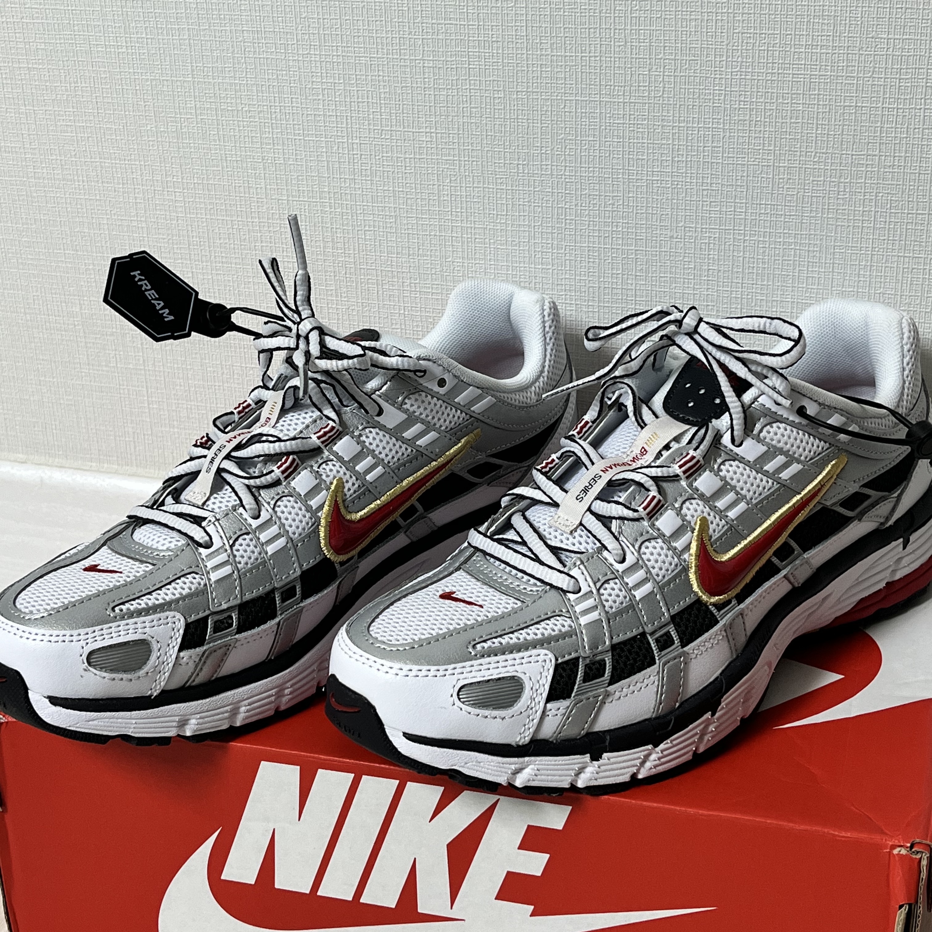 (W) Nike P-6000 Metallic Silver Red 착용 스타일
