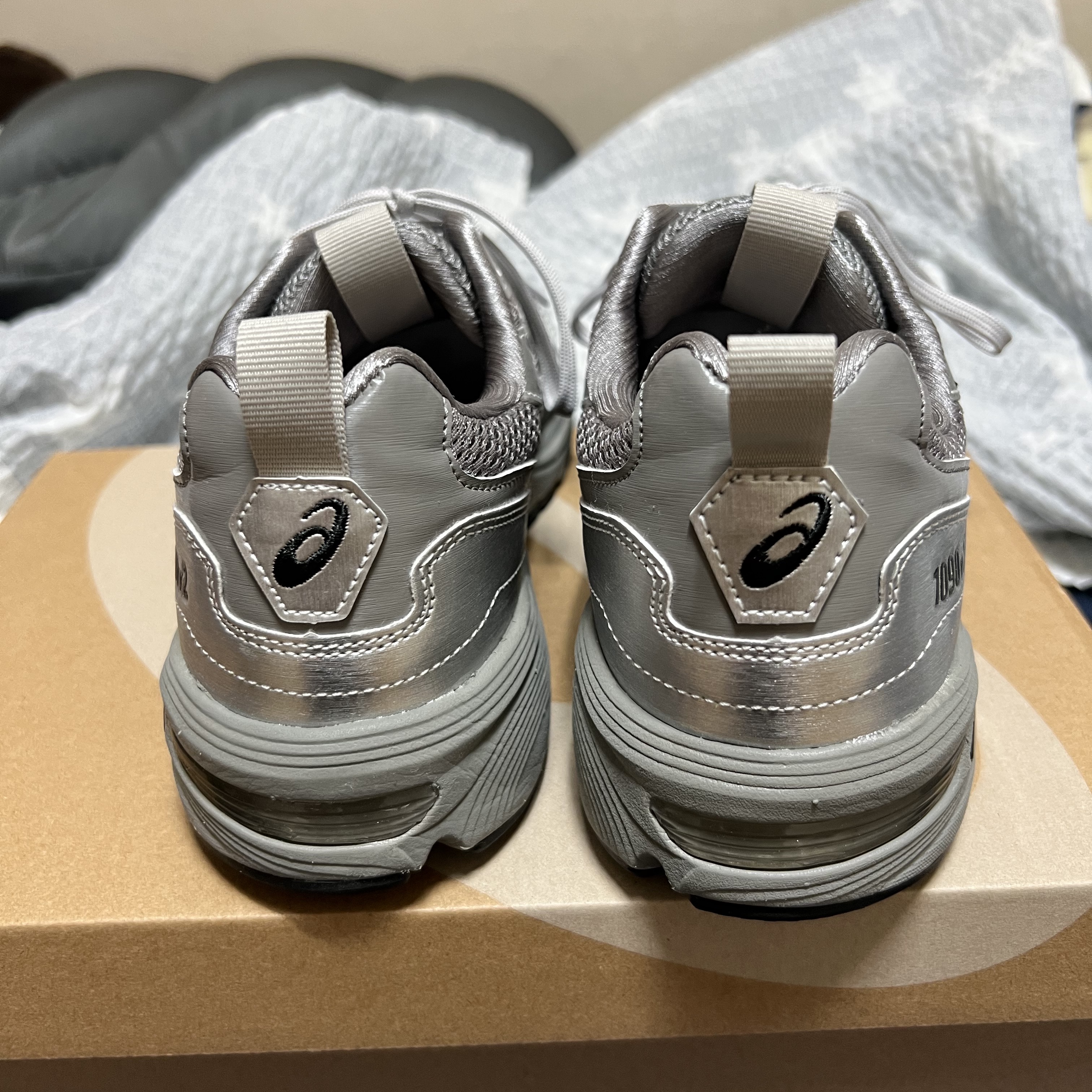 Asics x Freja Wewer Gel-1090 V2 Clay Grey Pure Silver 착용 스타일 - 5