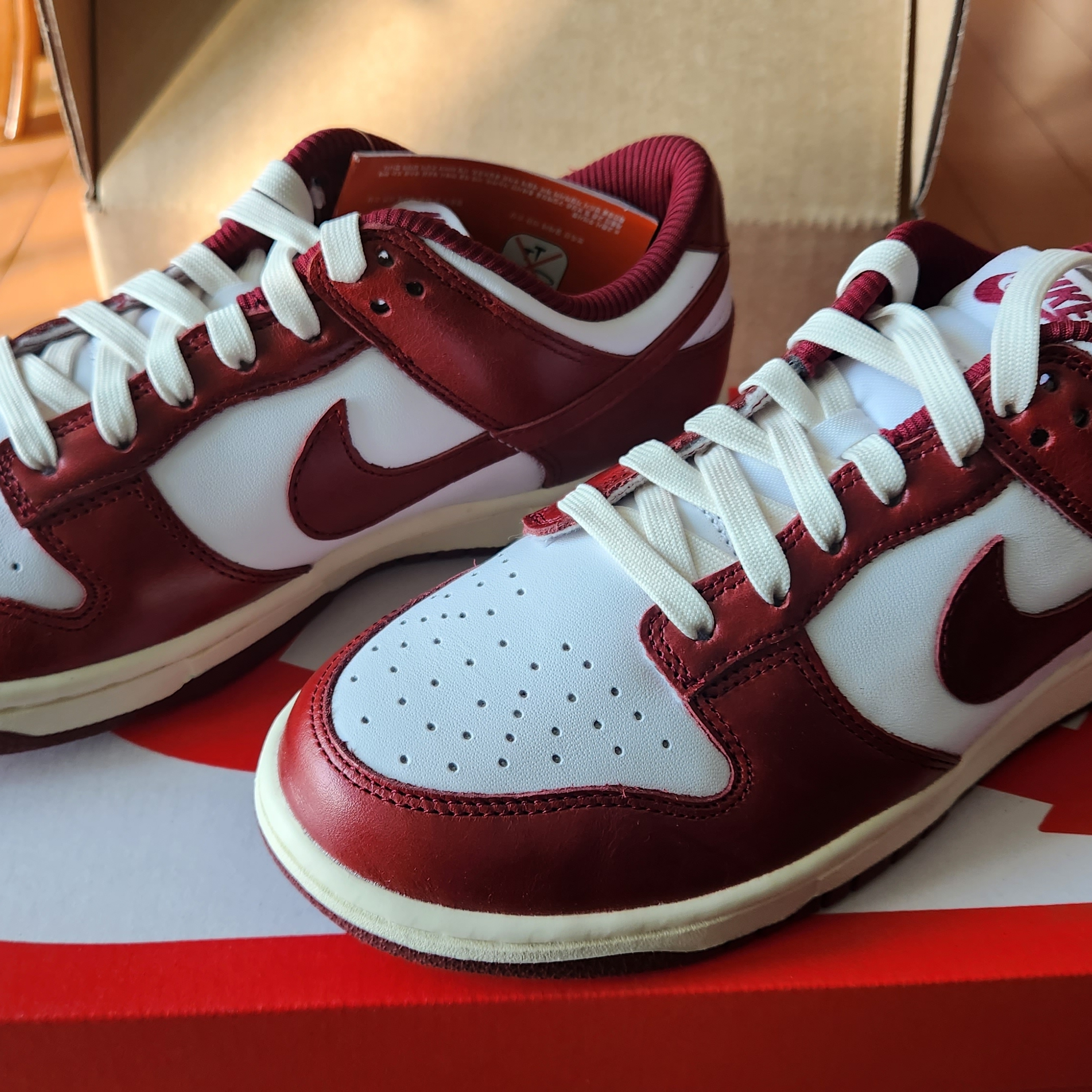 (W) Nike Dunk Low Retro PRM Team Red and White 착용 스타일 - 4