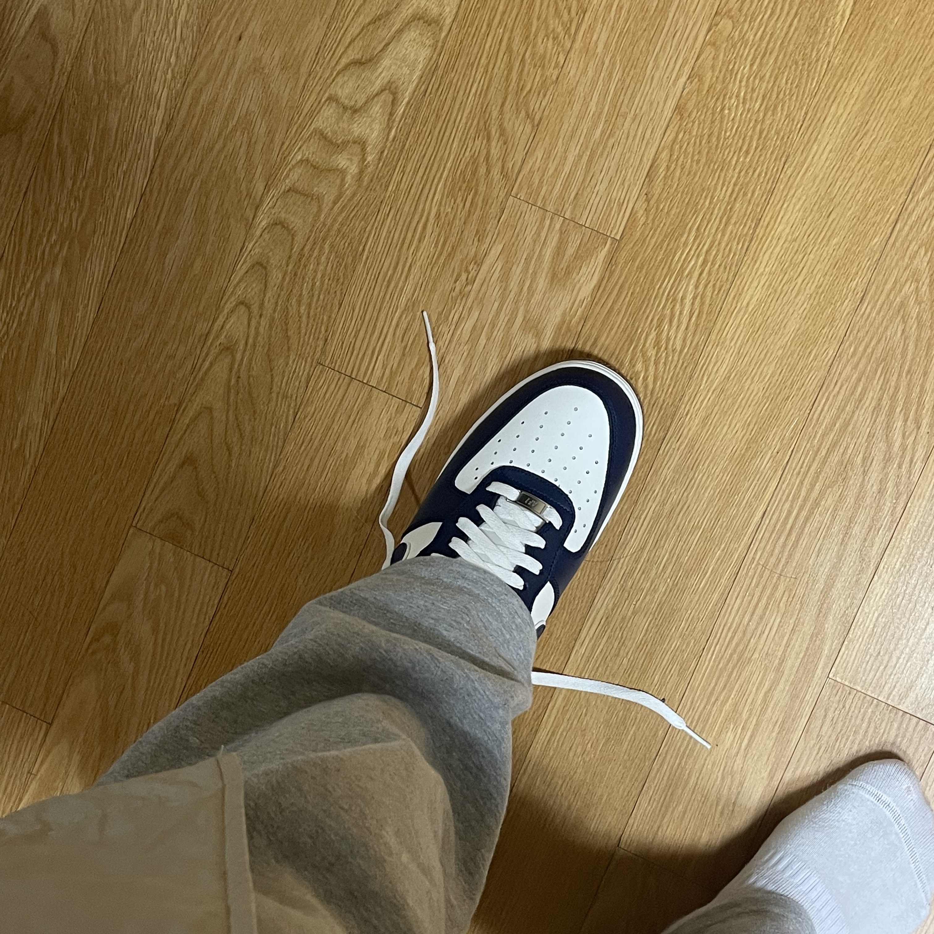Nike Air Force 1 '07 LV8 Midnight Navy 착용 스타일 - 1