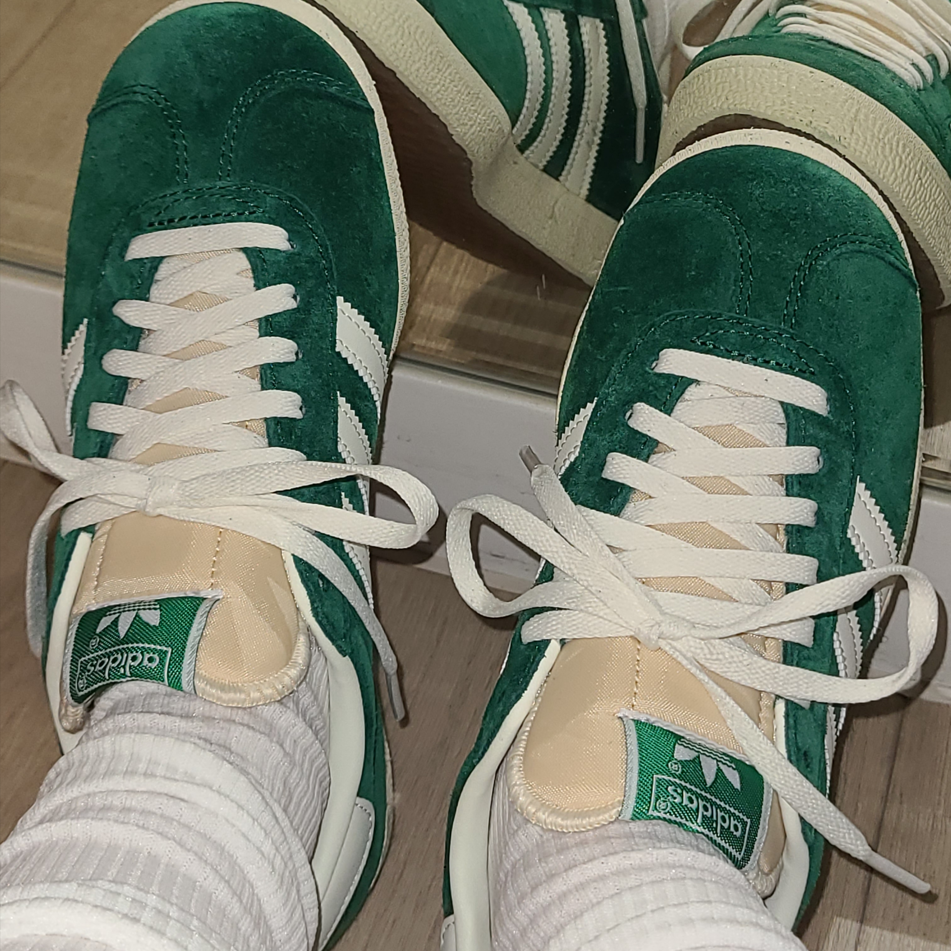 Adidas Gazelle Dark Green Cream White 착용 스타일