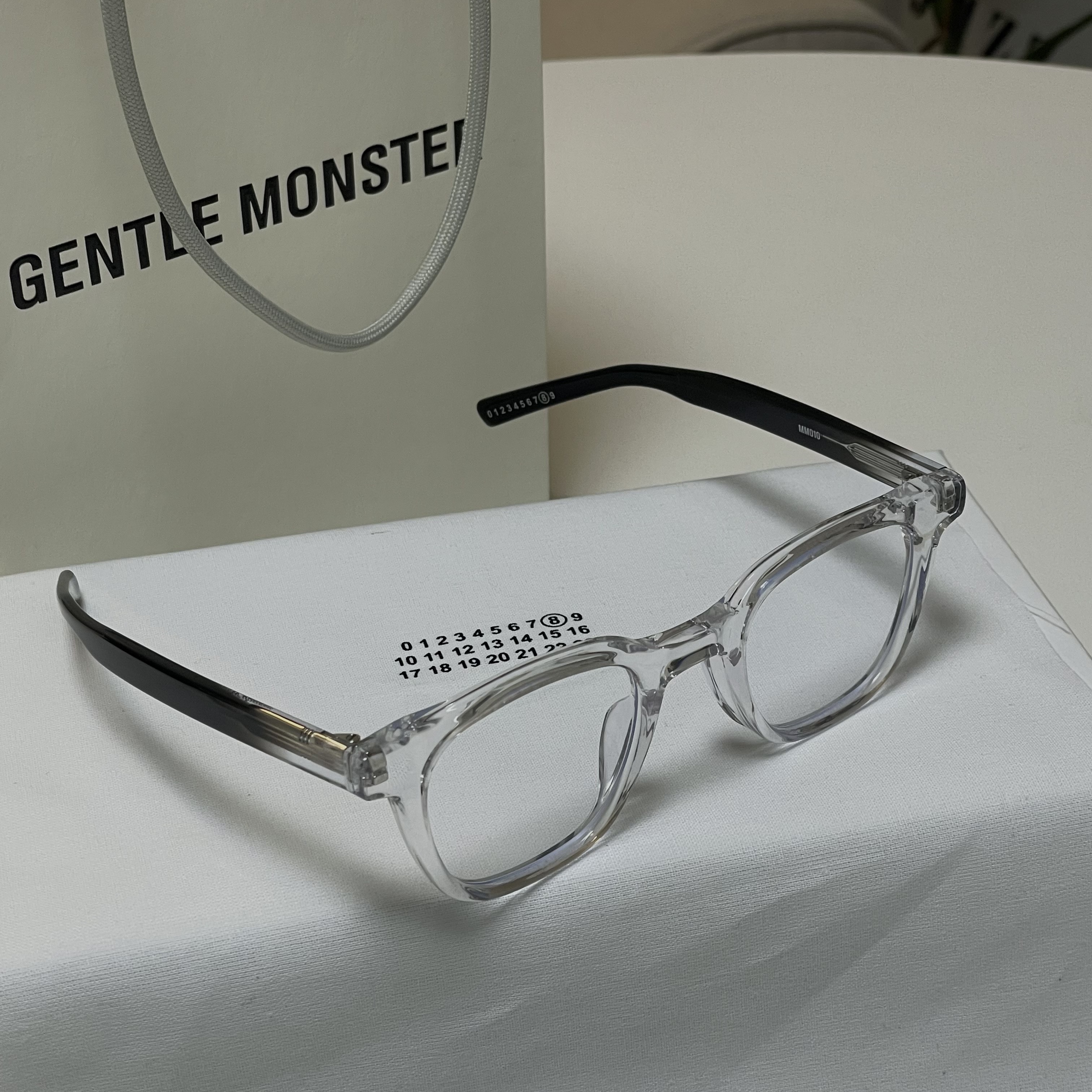 Gentle Monster x Maison Margiela MM010 Clear Black Gradient 착용 스타일 - 3