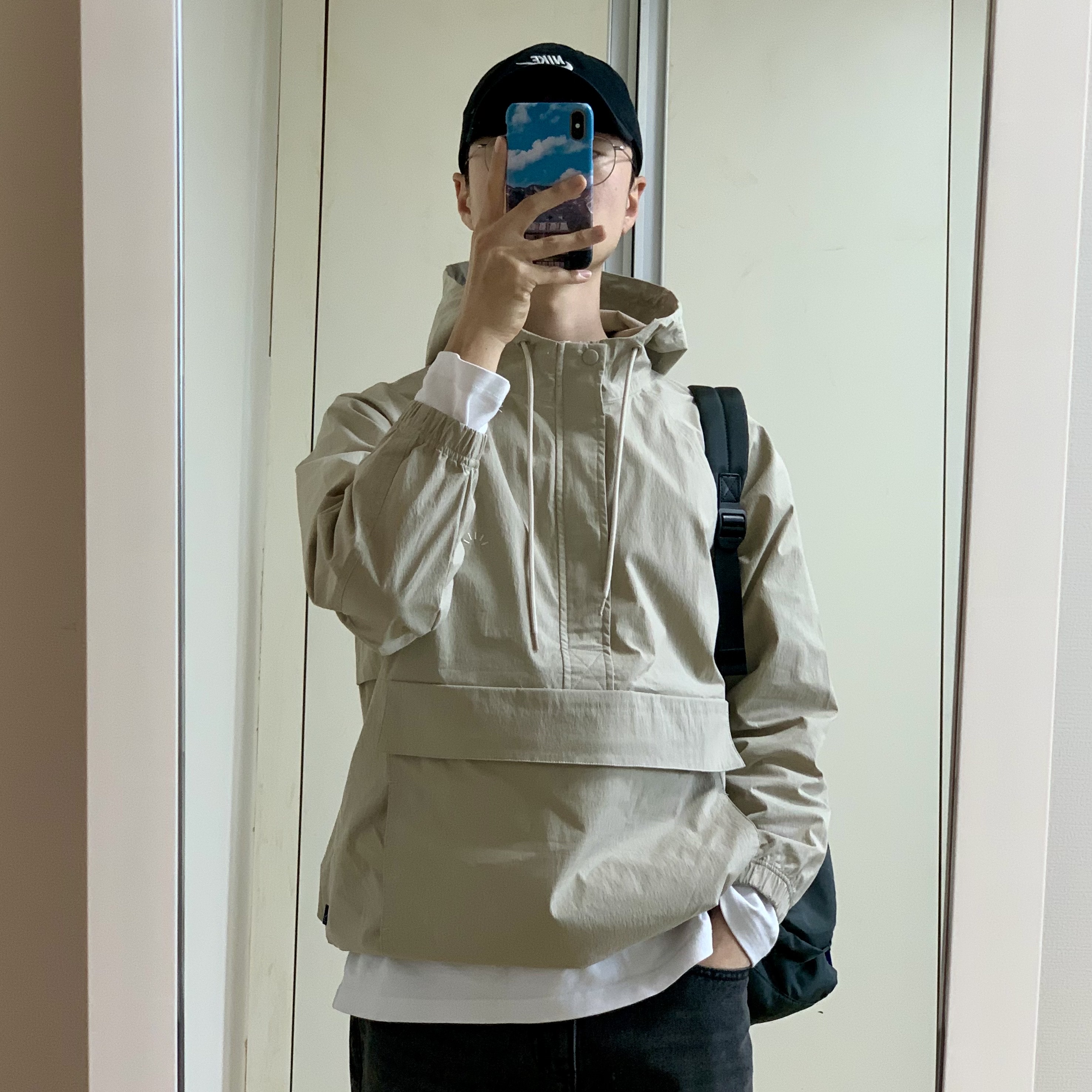 (W) 조던 1 레트로 하이 OG 럭키 그린, 나이키 헤리티지 86 퓨추라 워시드 캡 블랙 화이트 착용 스타일 - 2