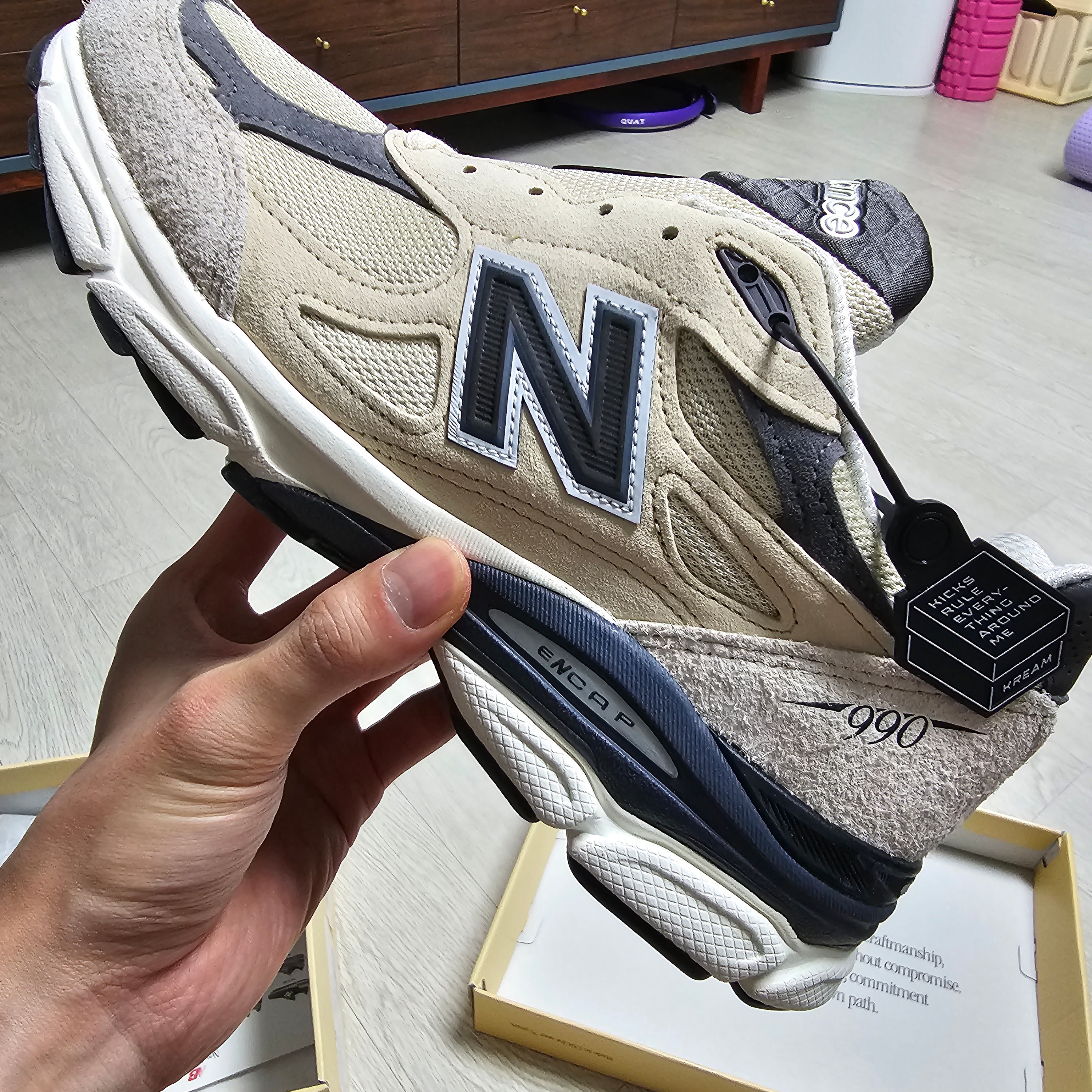 New Balance 990v3 Made in USA Moonbeam Macadamia Nut 착용 스타일 - 2