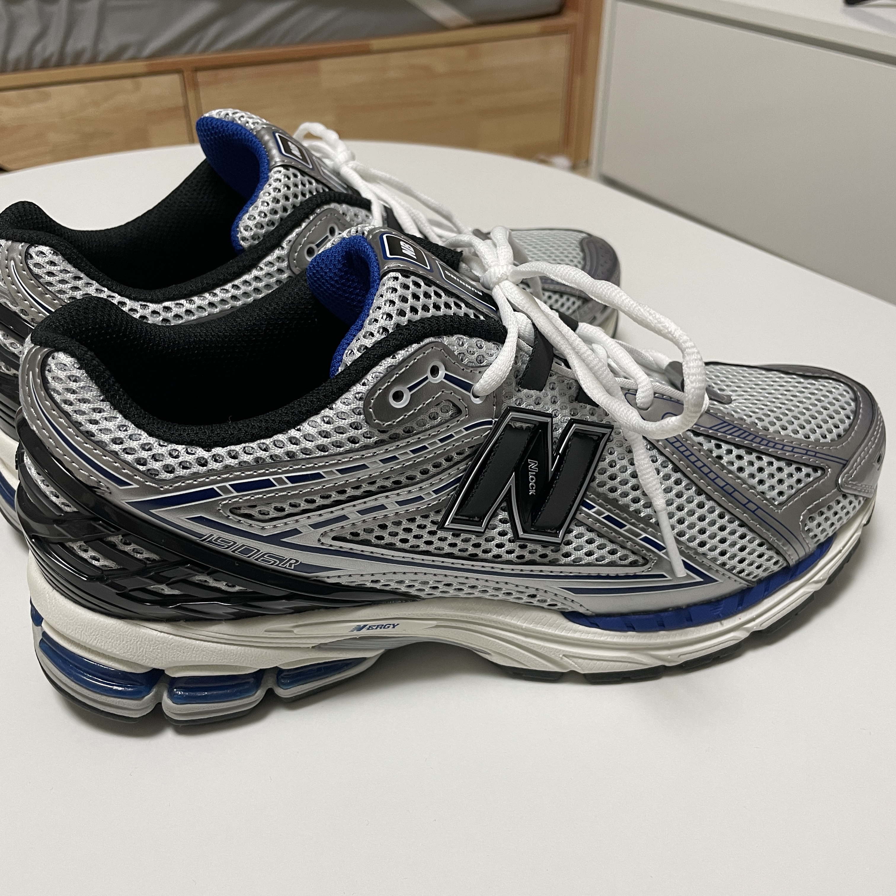 New Balance 1906R Silver Metallic 착용 스타일