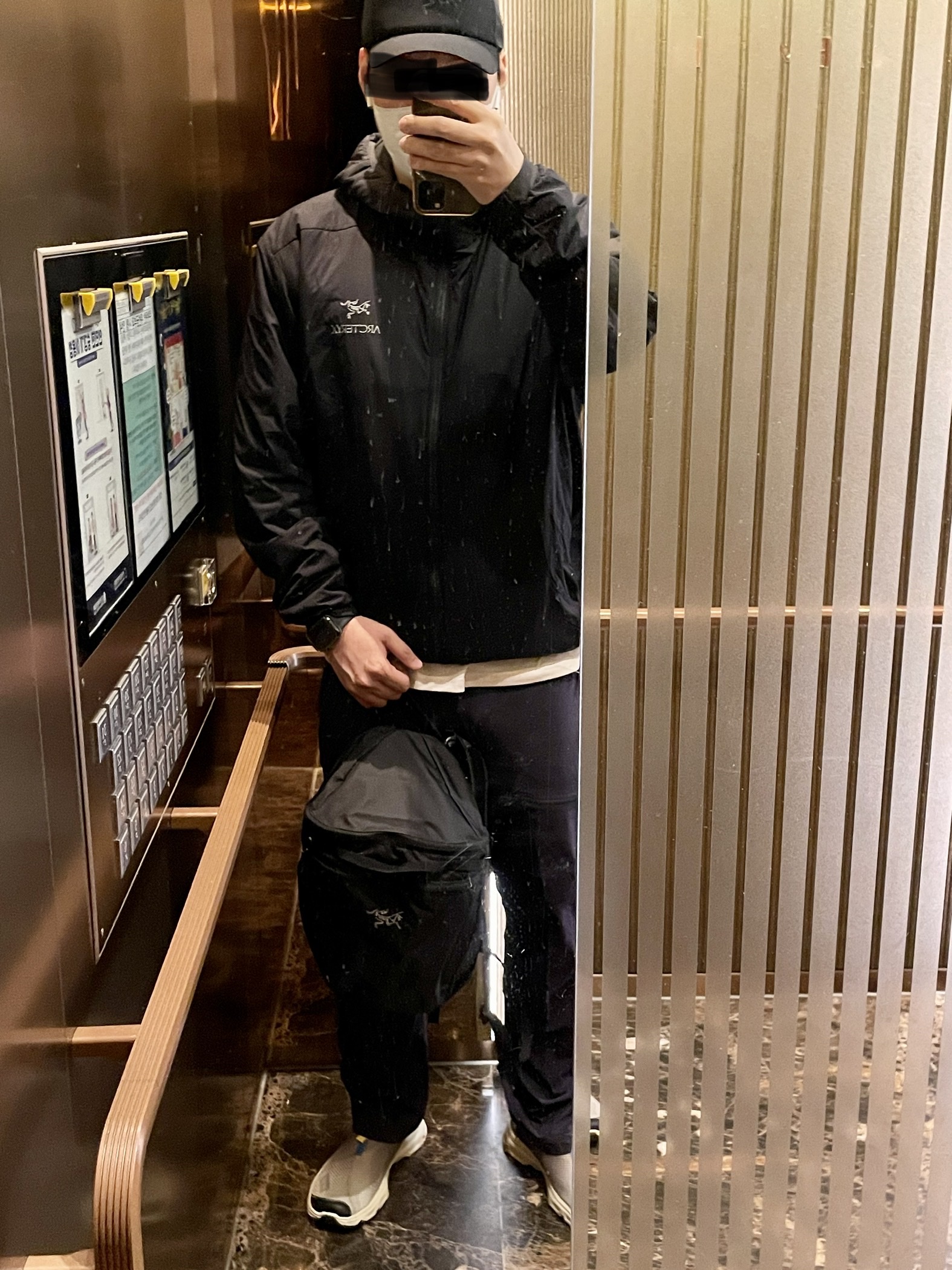 Arc'teryx Heliad 15 Backpack Black, Arc'teryx Atom LT Hoody Black 착용 스타일