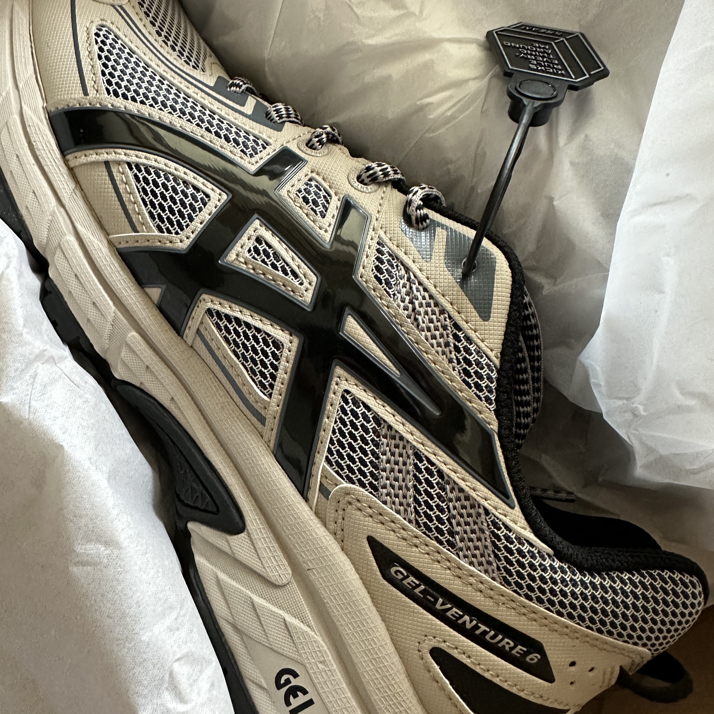 Asics Gel-Venture 6 Feather Grey Black 착용 스타일