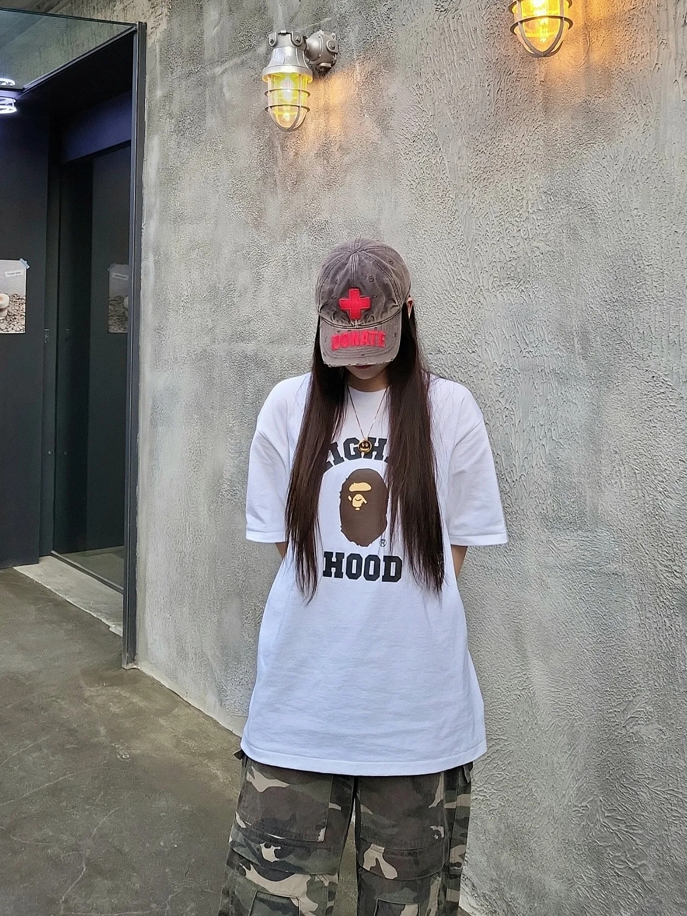 Project G/R Red Cross Donate Cap Washed Brown, BAPE x Neighborhood T-Shirt White 착용 스타일 - 2