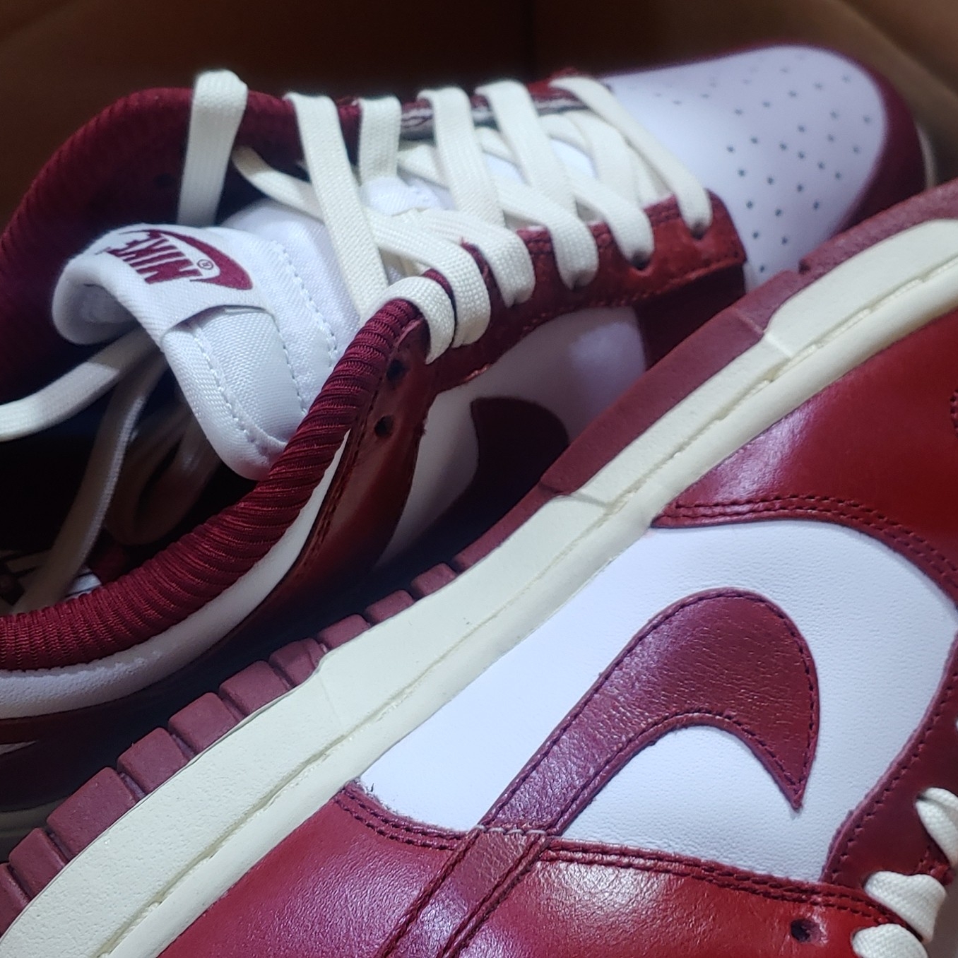 (W) Nike Dunk Low Retro PRM Team Red and White 착용 스타일 - 1