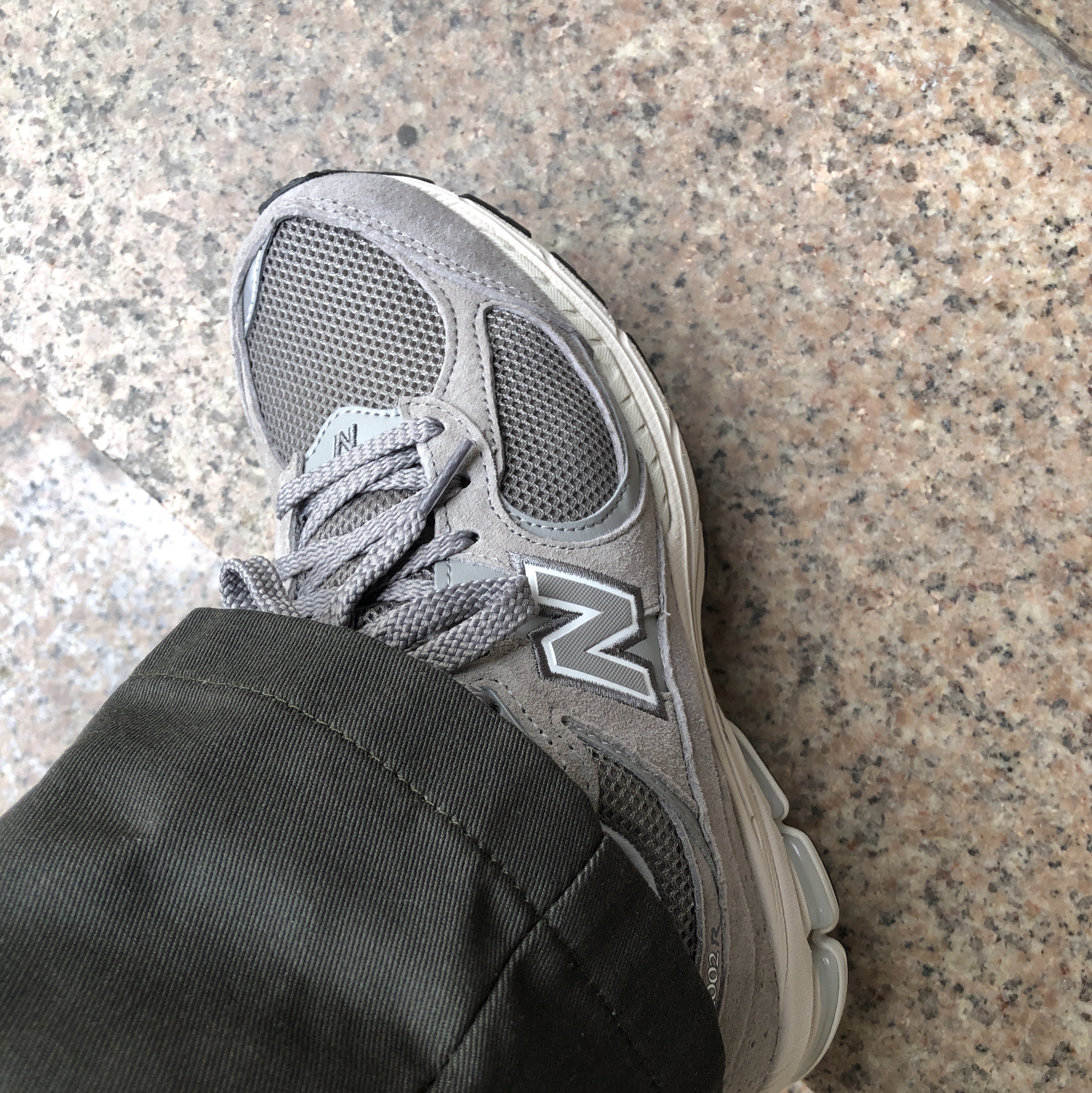 New Balance 2002R Grey 착용 스타일
