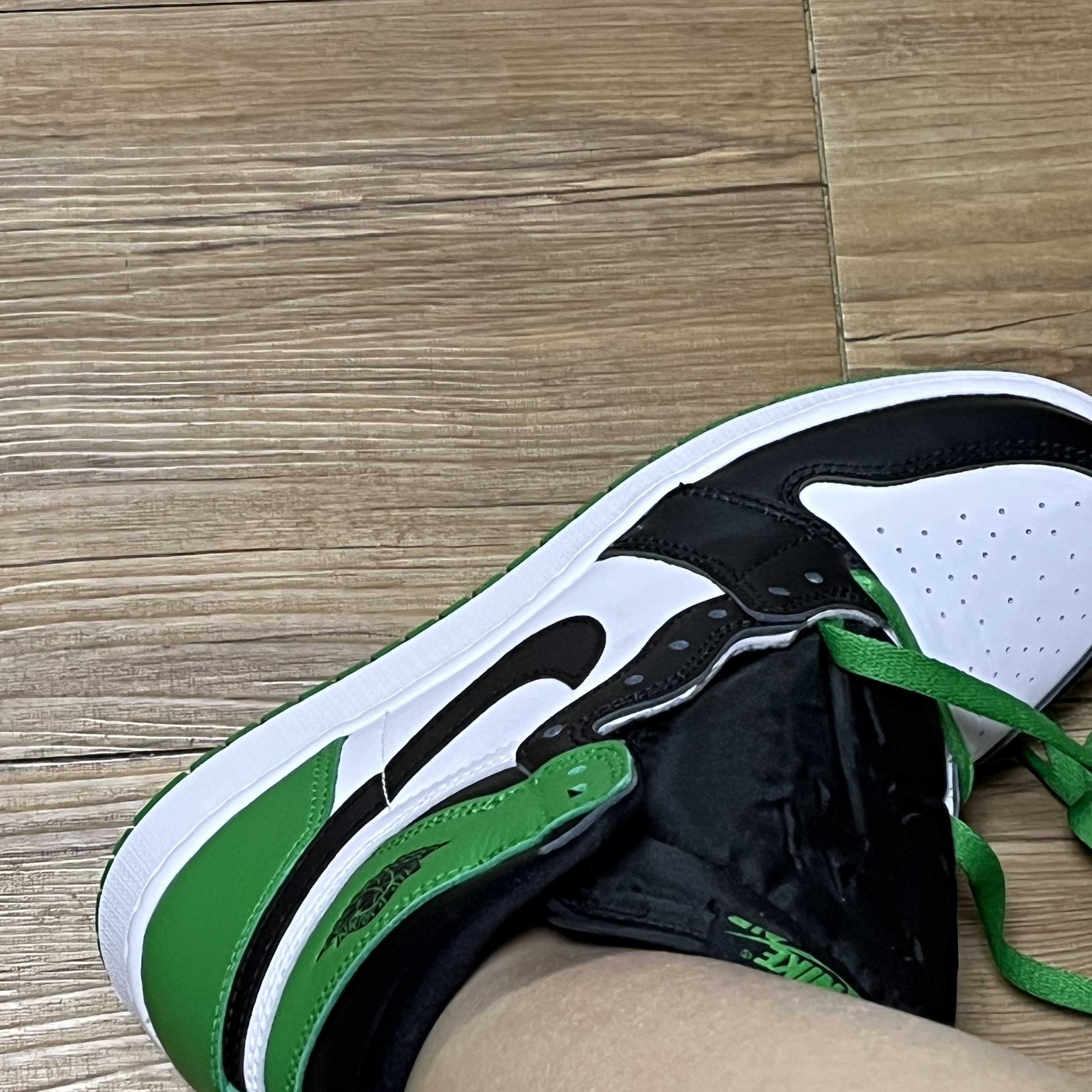 (GS) Jordan 1 Retro High OG Black and Lucky Green 착용 스타일 - 2