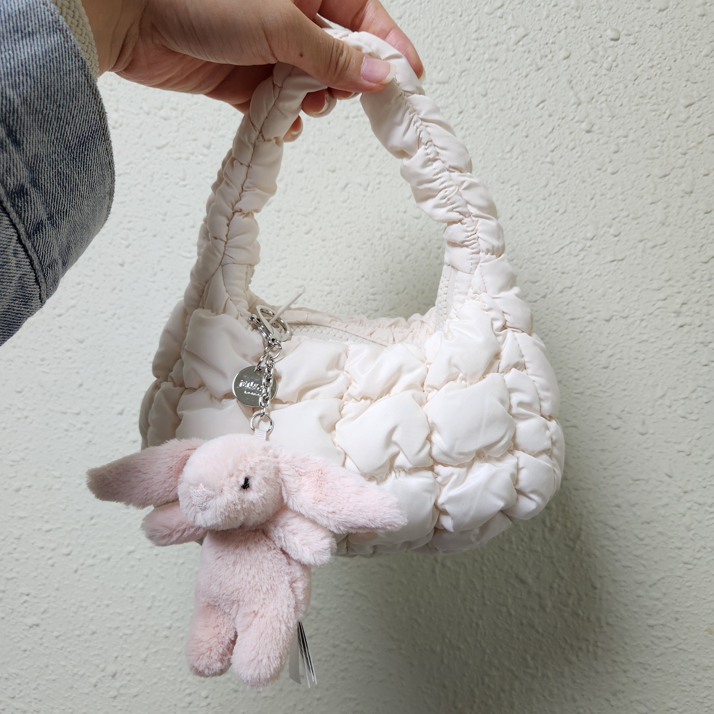 Jellycat Bashful Bunny Bag Charm Blush, COS Quilted Micro Bag Off White 착용 스타일
