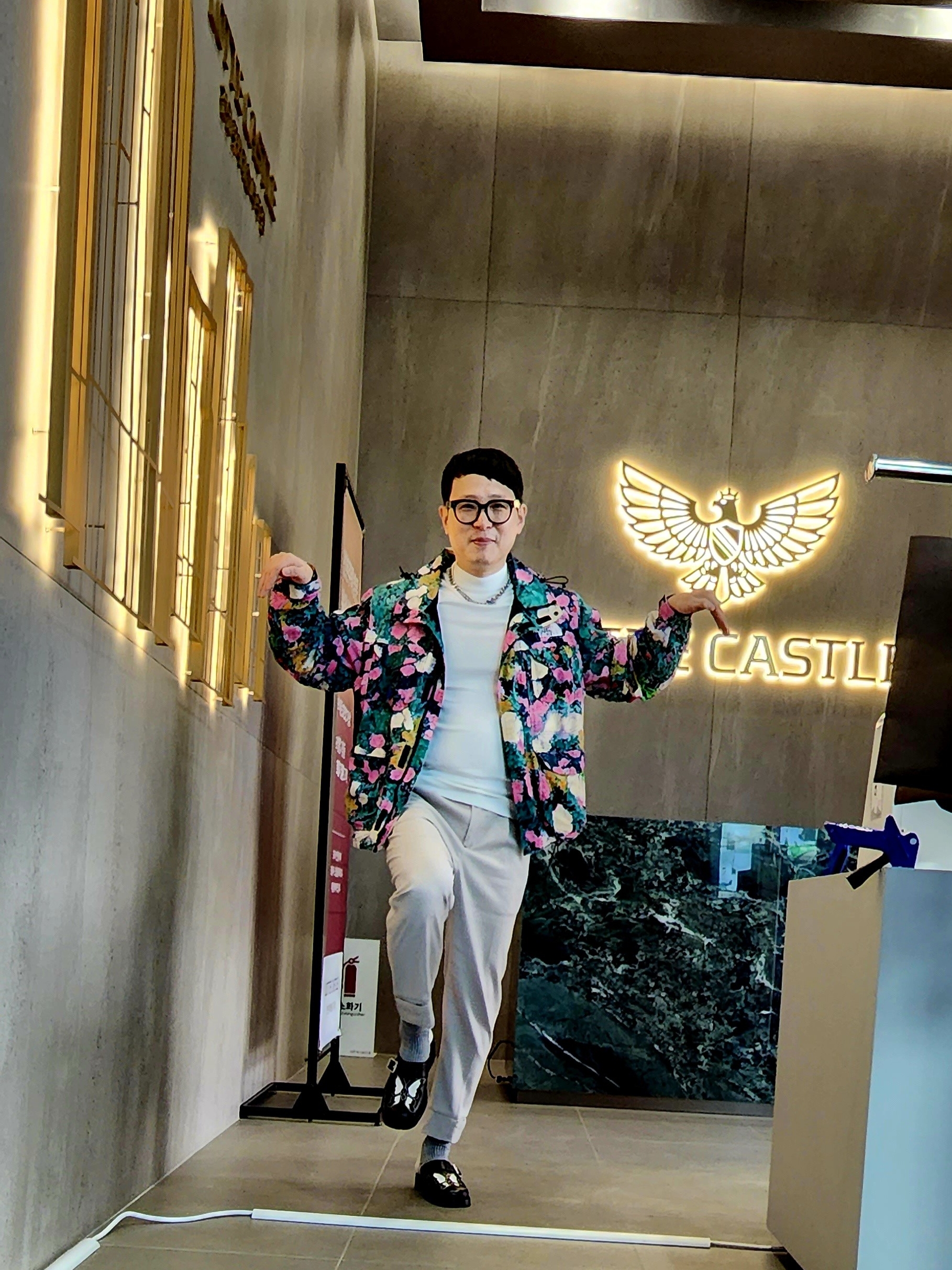 아워레가시 카미온 뮬 슈메틀링 블랙 레더, 슈프림 x 노스페이스 트레킹 컨버터블 자켓 플라워 - 22SS 착용 스타일 - 1