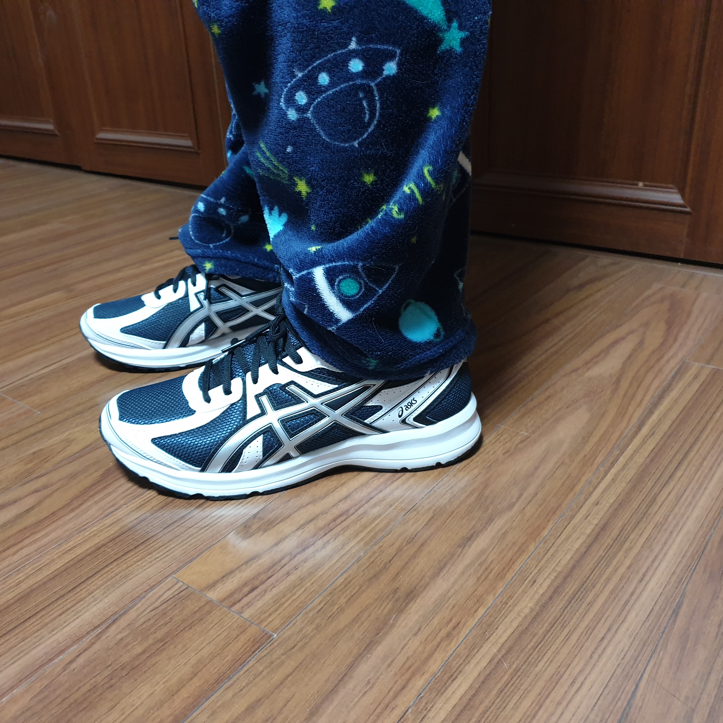 Asics Jog 100 S Navy Pure Silver - 2E Wide 착용 스타일