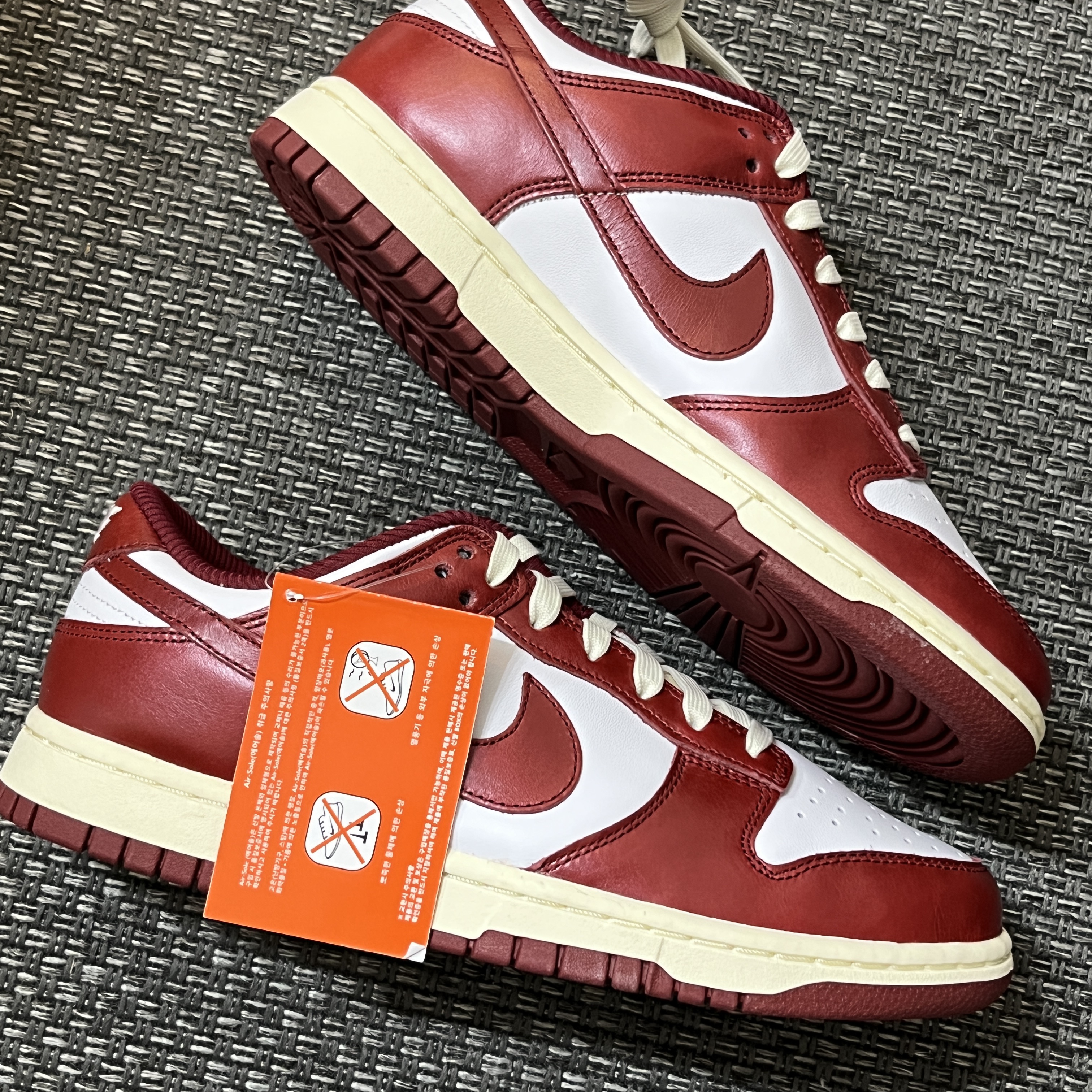 (W) Nike Dunk Low Retro PRM Team Red and White 착용 스타일 - 3