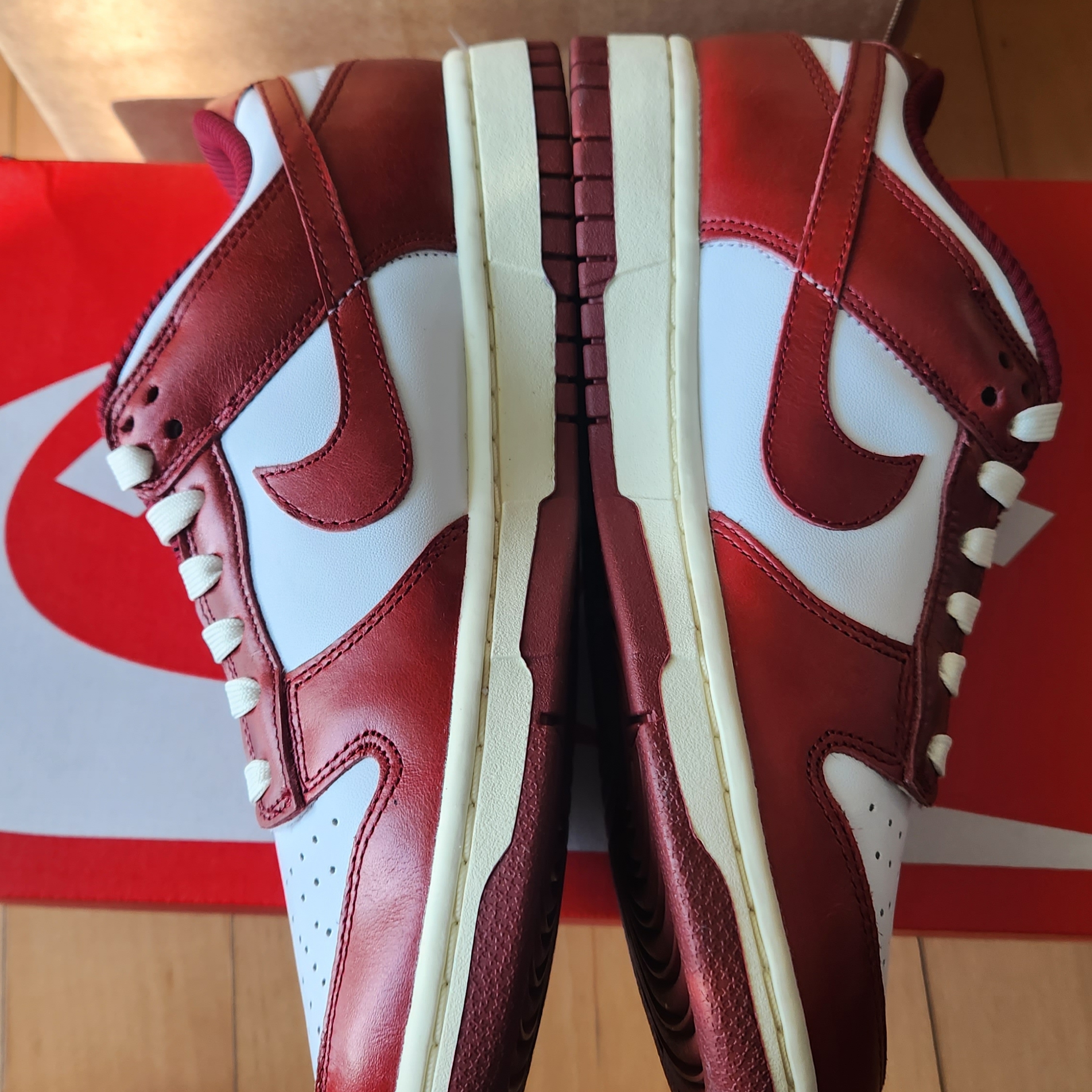 (W) Nike Dunk Low Retro PRM Team Red and White 착용 스타일 - 3
