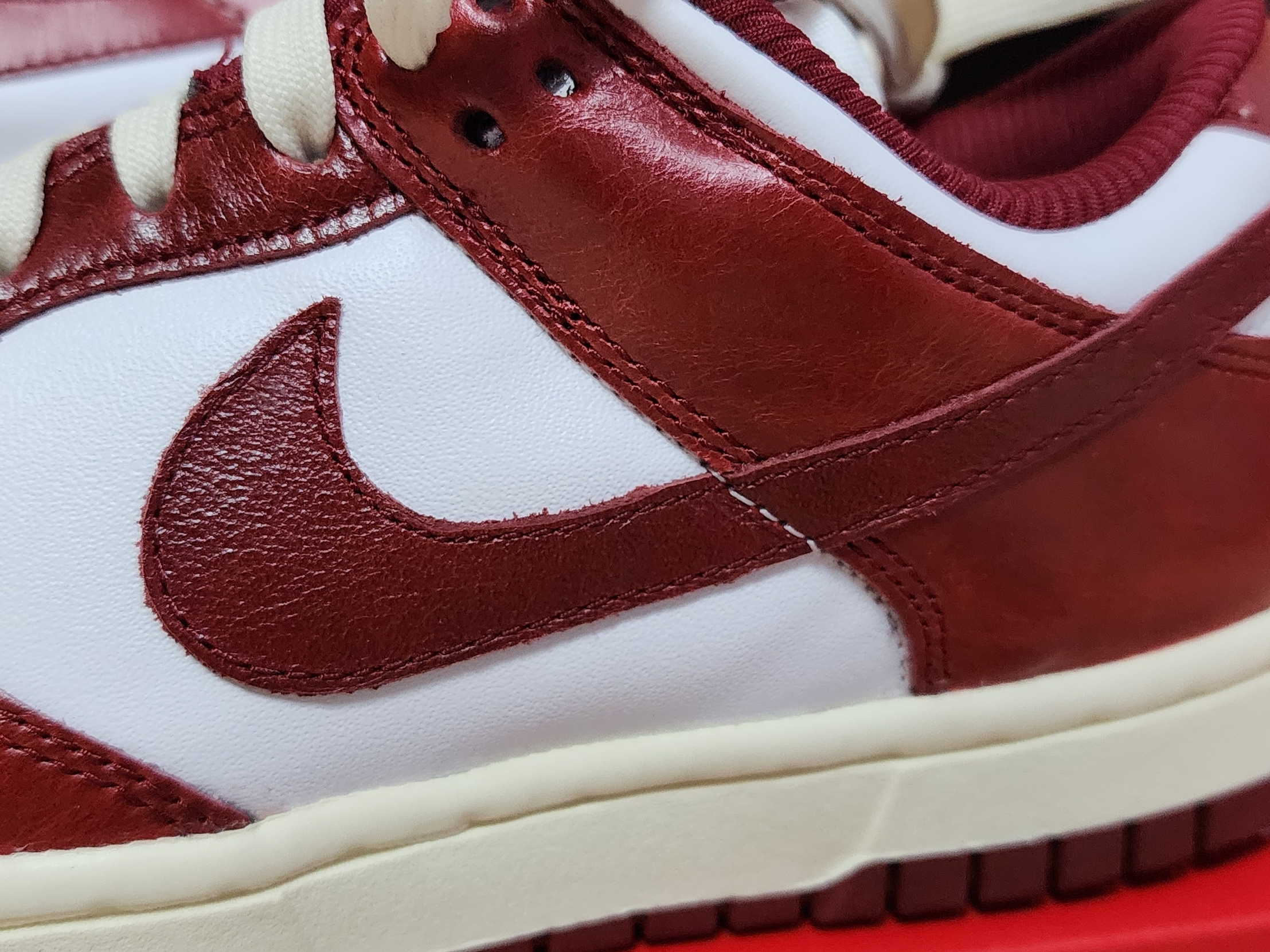 (W) Nike Dunk Low Retro PRM Team Red and White 착용 스타일 - 3