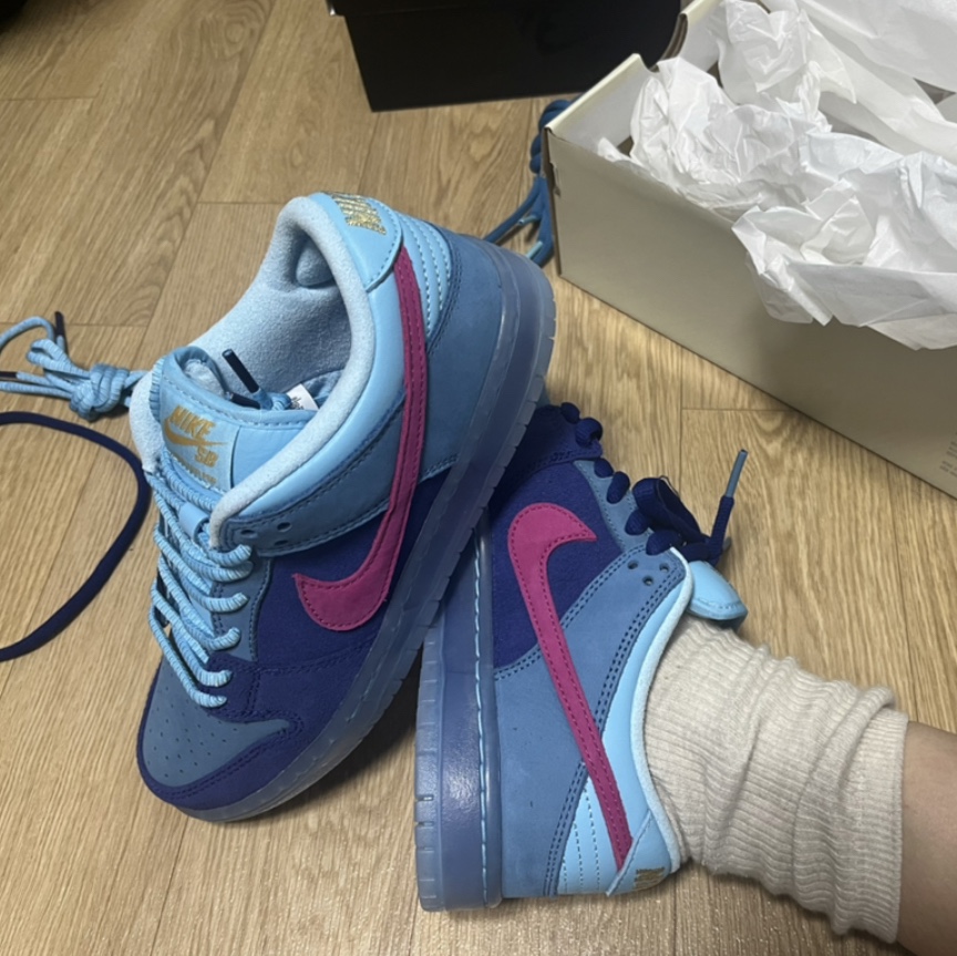 Nike x Run The Jewels SB Dunk Low Deep Royal Blue and Active Pink 착용 스타일