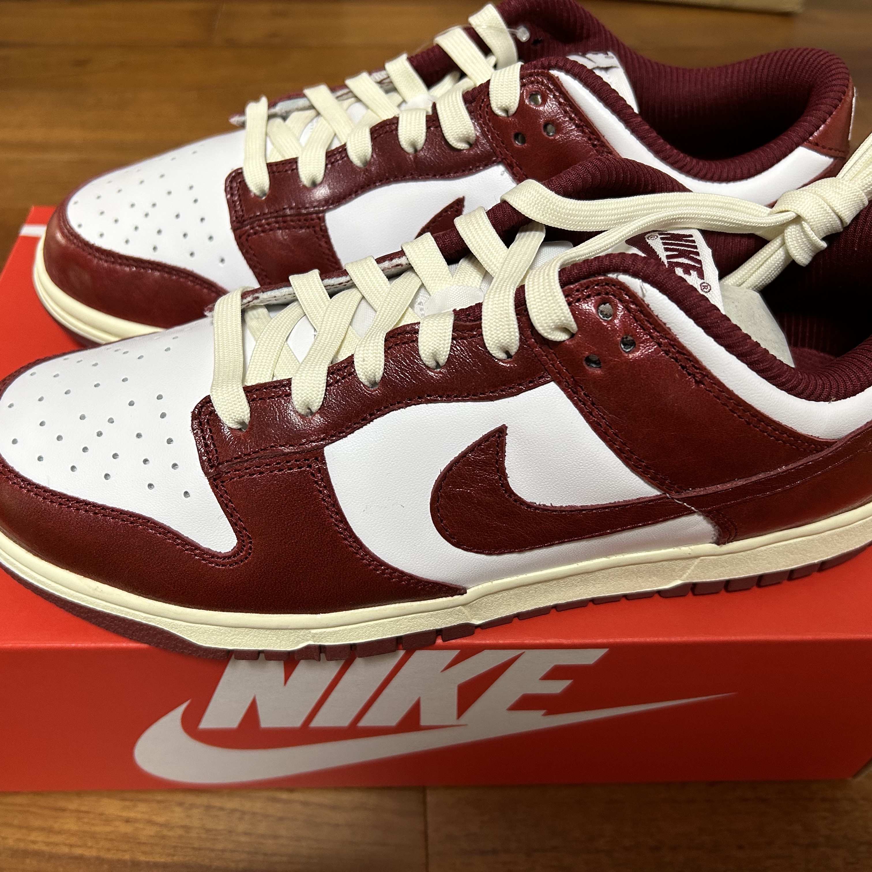 (W) Nike Dunk Low Retro PRM Team Red and White 착용 스타일