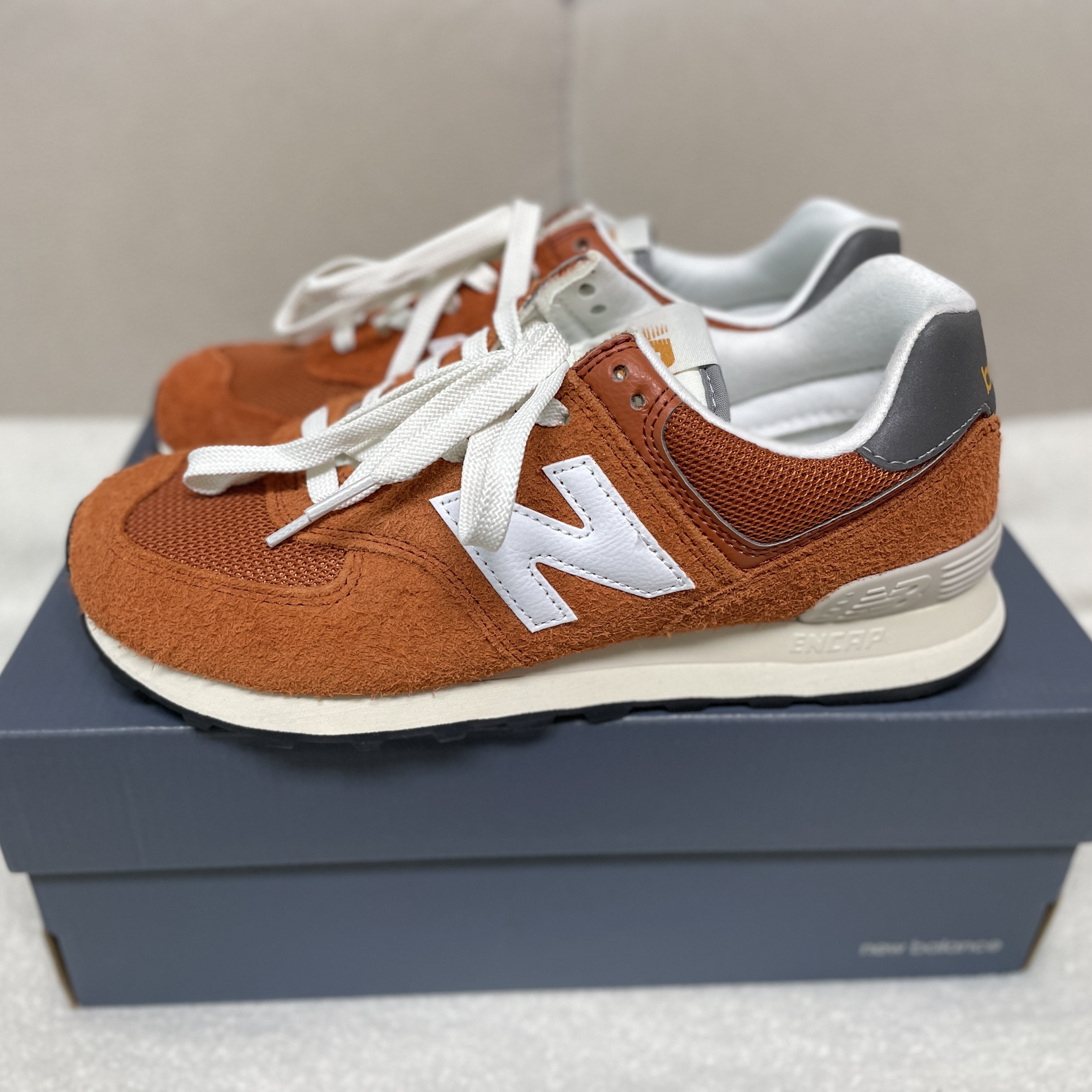 New Balance 574 Heritage Orange Burst White 착용 스타일 - 2