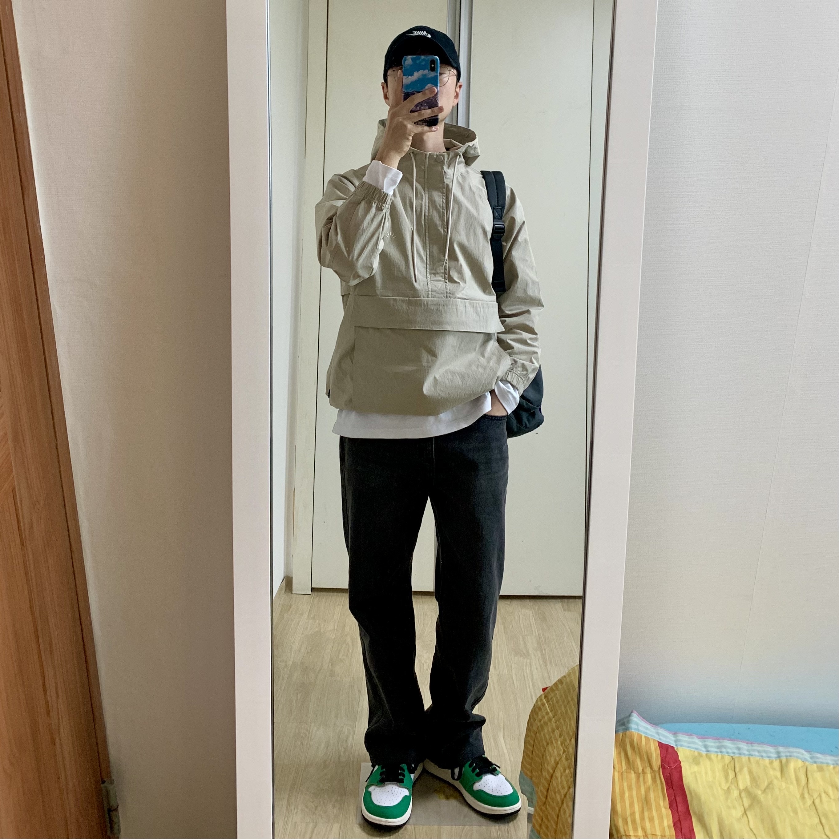 (W) 조던 1 레트로 하이 OG 럭키 그린, 나이키 헤리티지 86 퓨추라 워시드 캡 블랙 화이트 착용 스타일 - 1