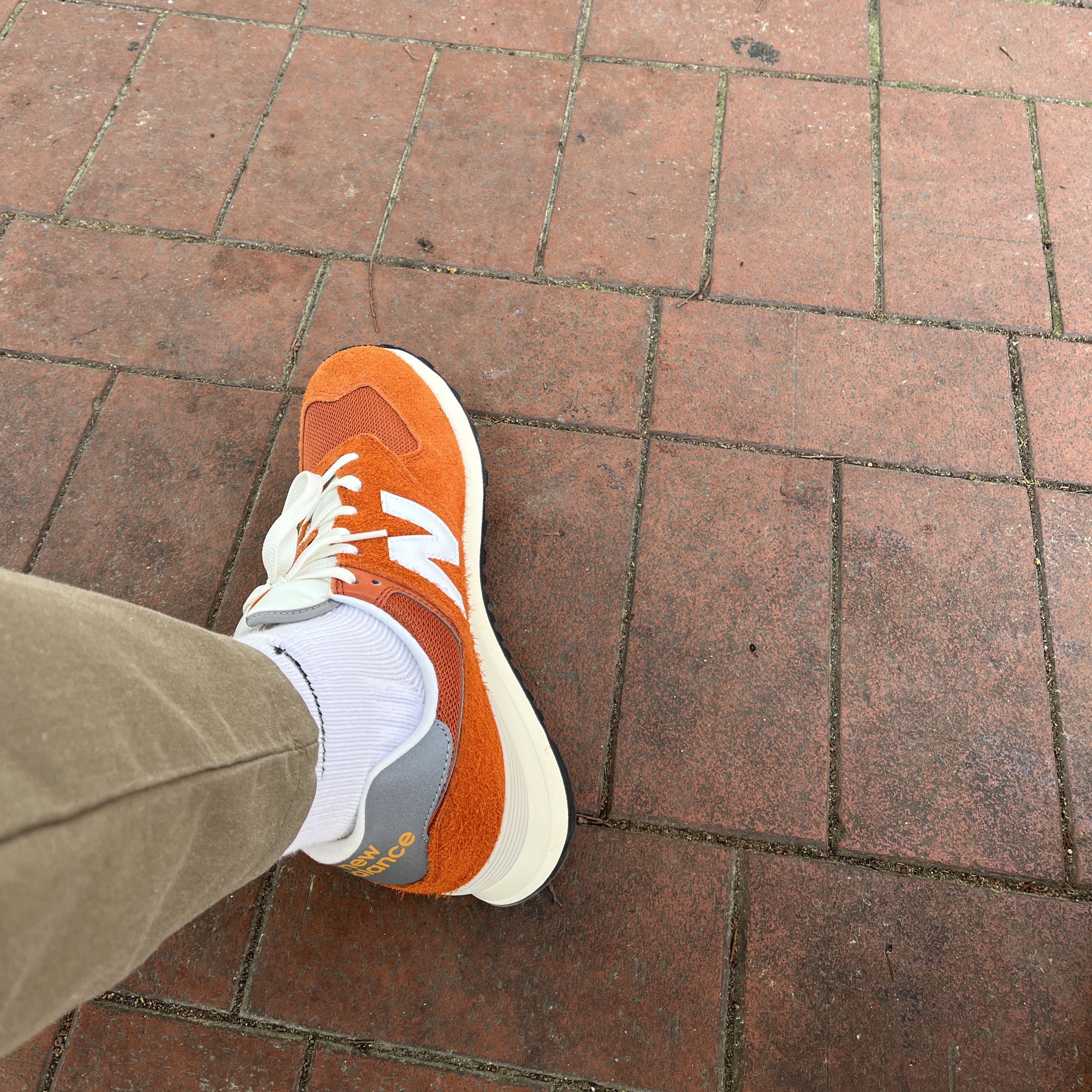 New Balance 574 Heritage Orange Burst White 착용 스타일