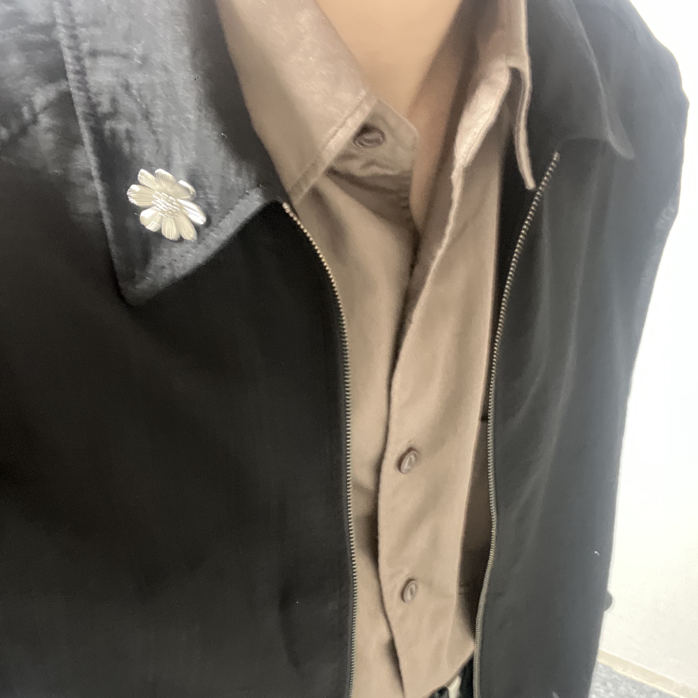[KREAM 단독] STU Flower Metal Brooch 착용 스타일