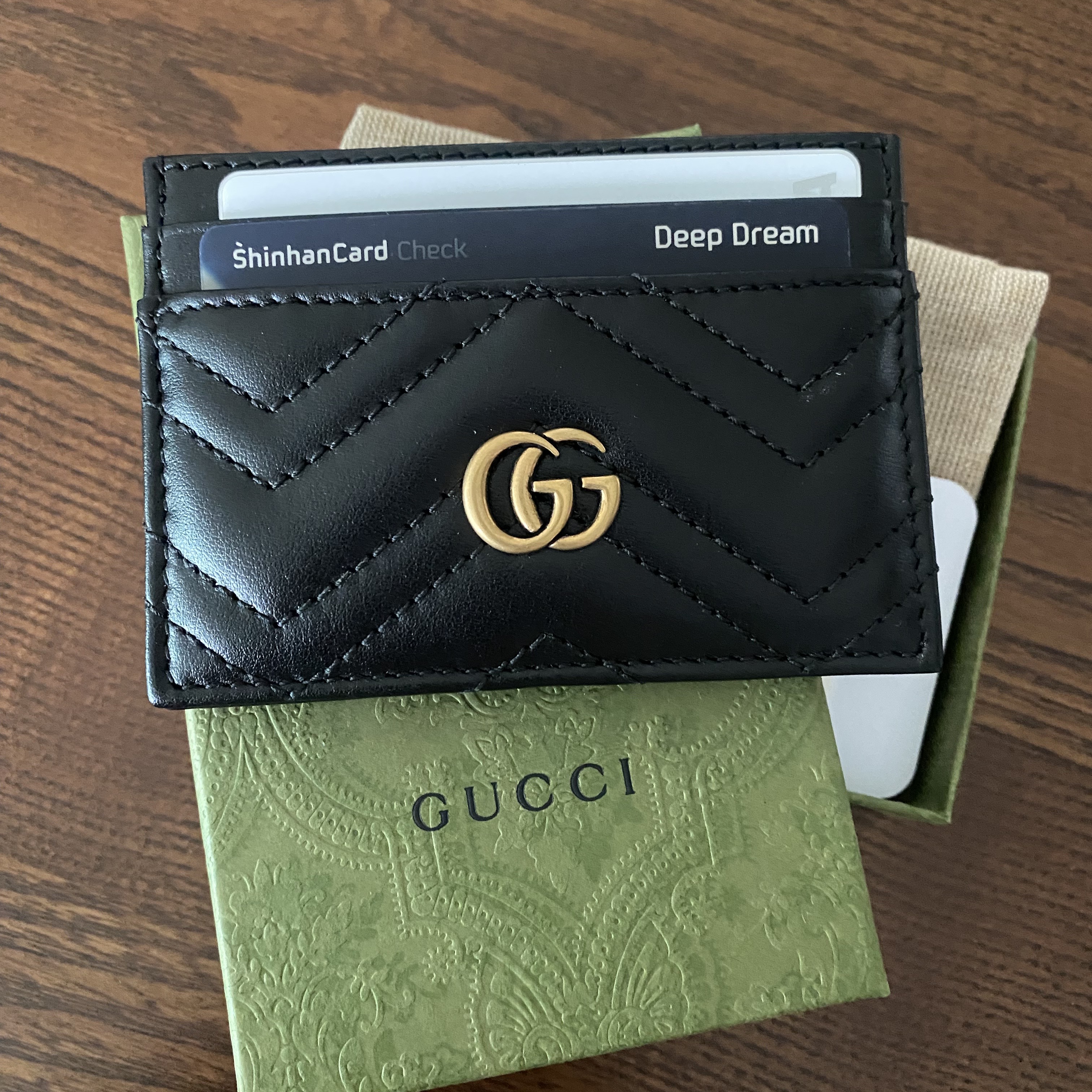 Gucci GG Marmont Card Case Black 착용 스타일