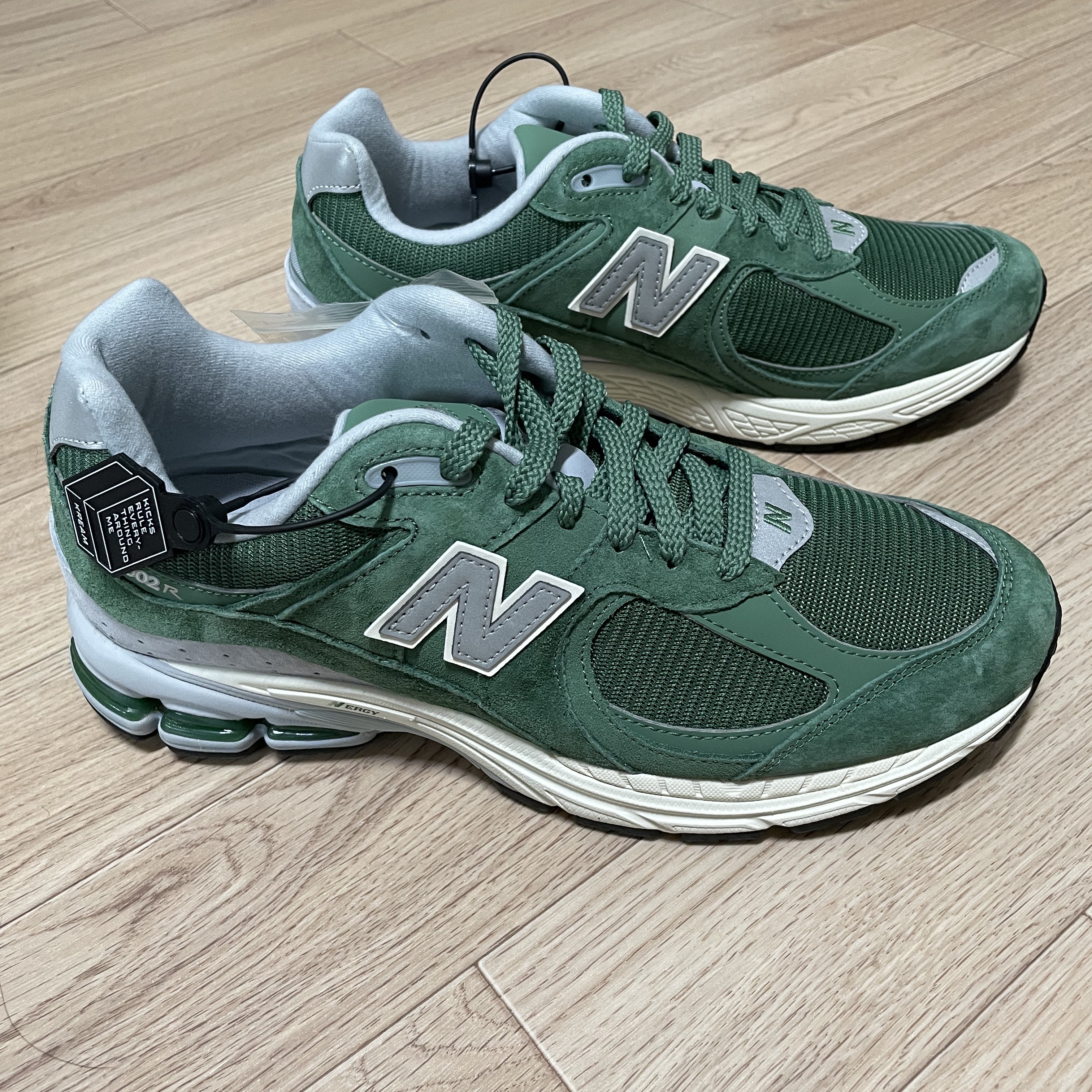 New Balance 2002R Jade Green 착용 스타일